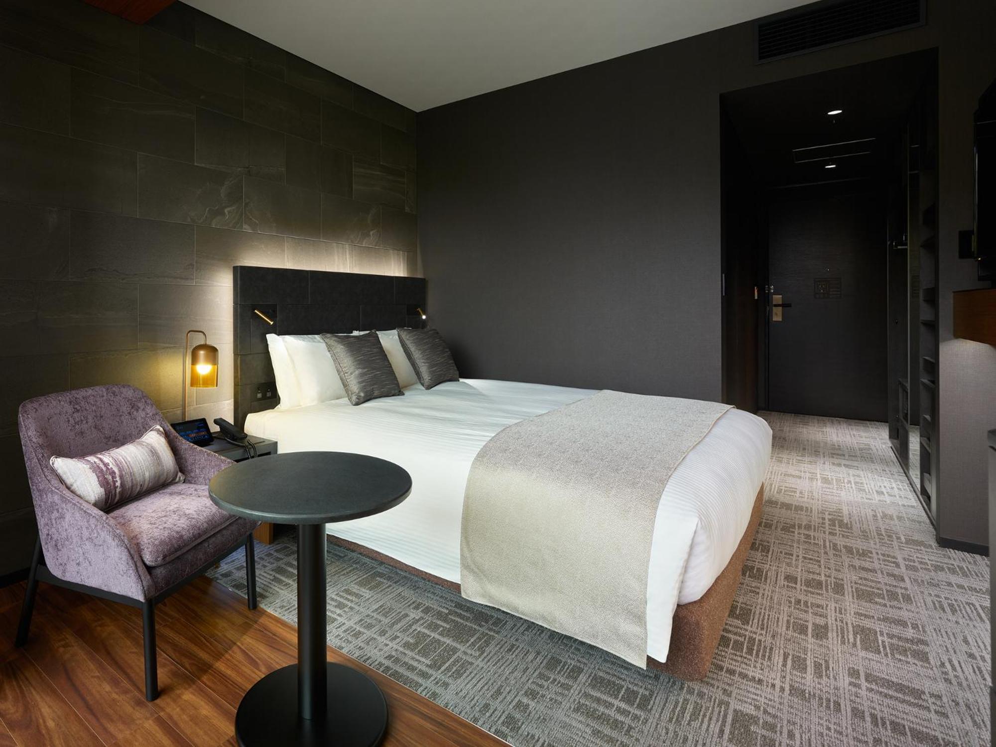 Accessible Queen Room with Balcony - Photo 3