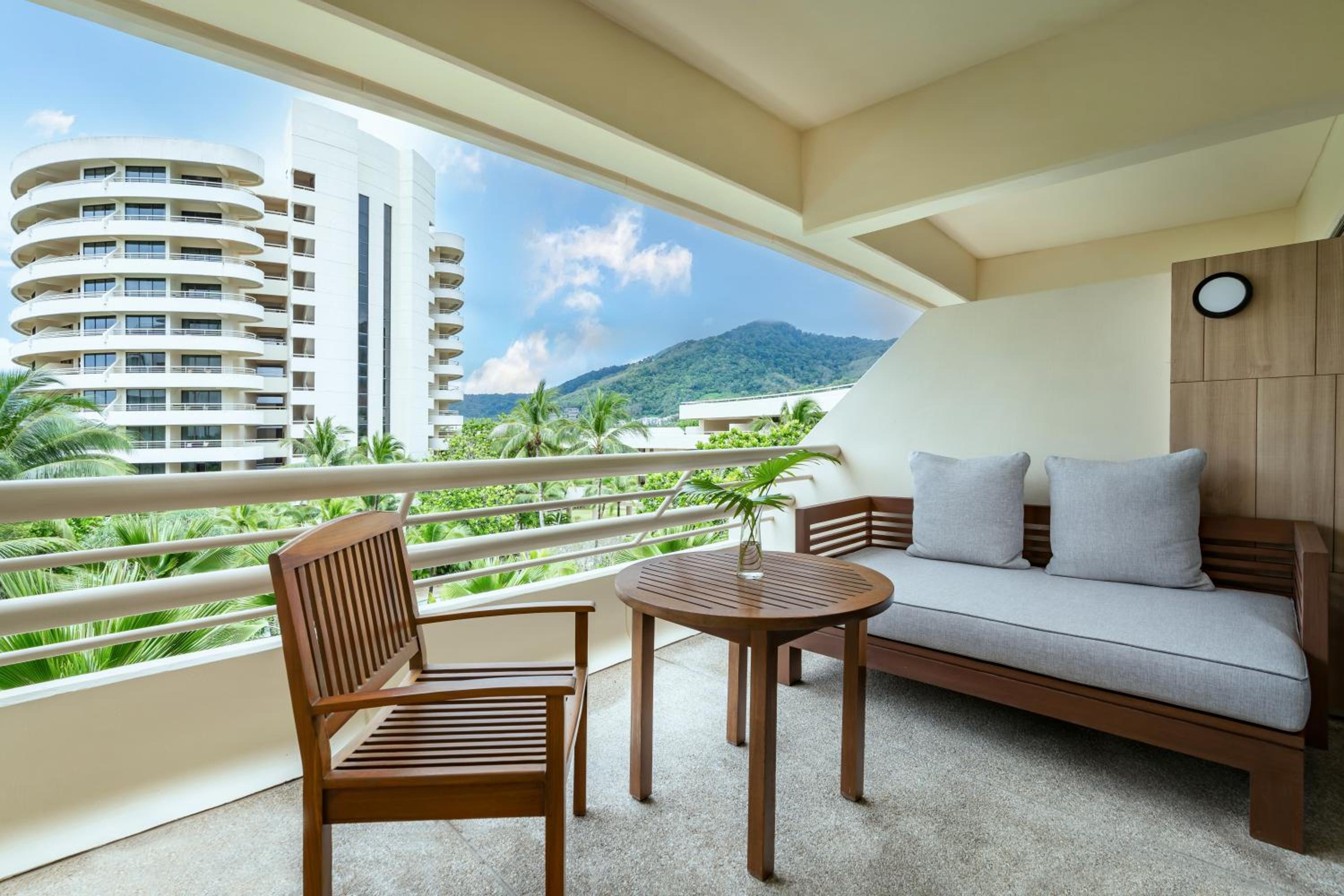 Deluxe King Room with Garden View - Photo 10