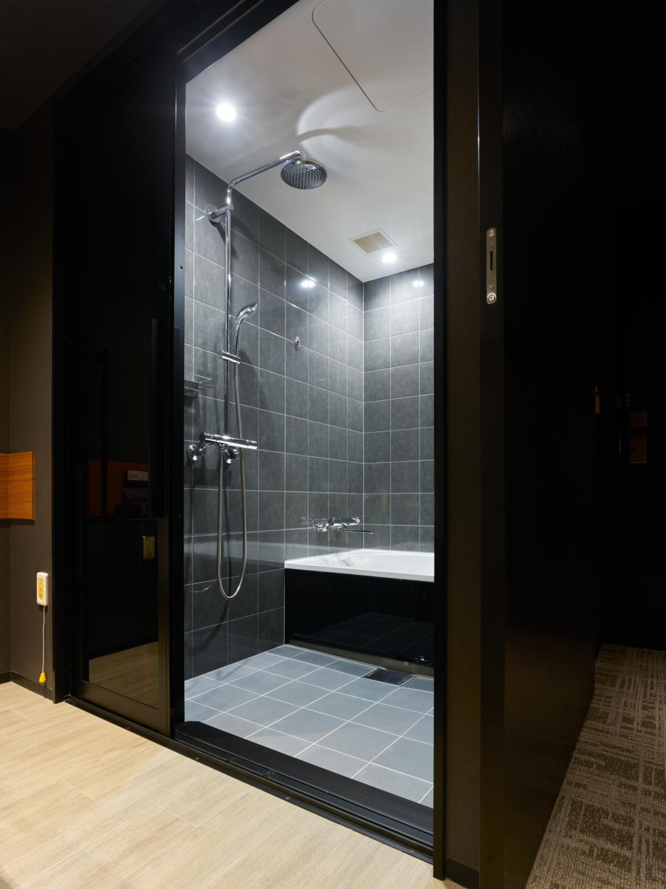Accessible Queen Room with Balcony - Photo 2