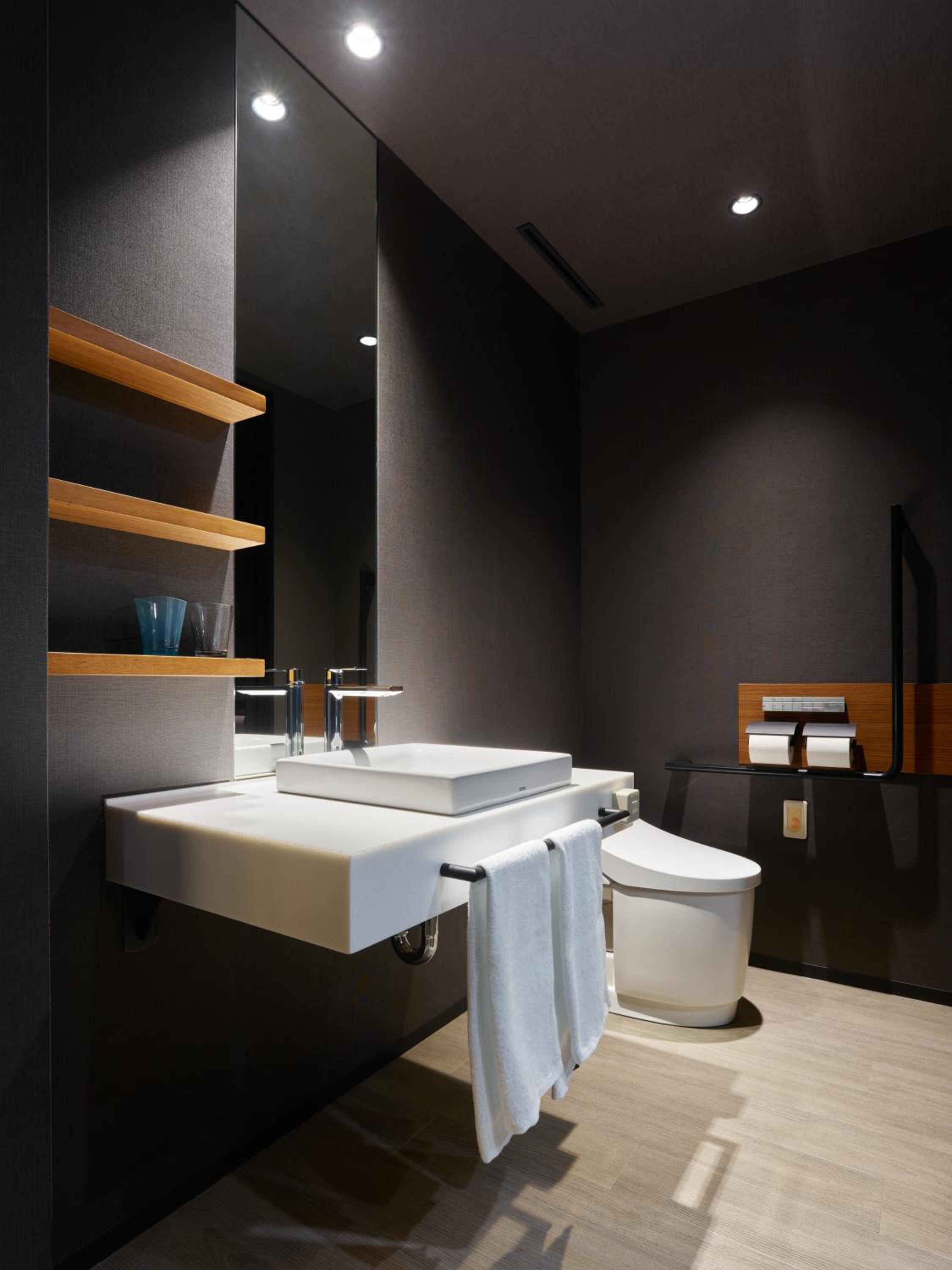 Accessible Queen Room with Balcony - Photo 4