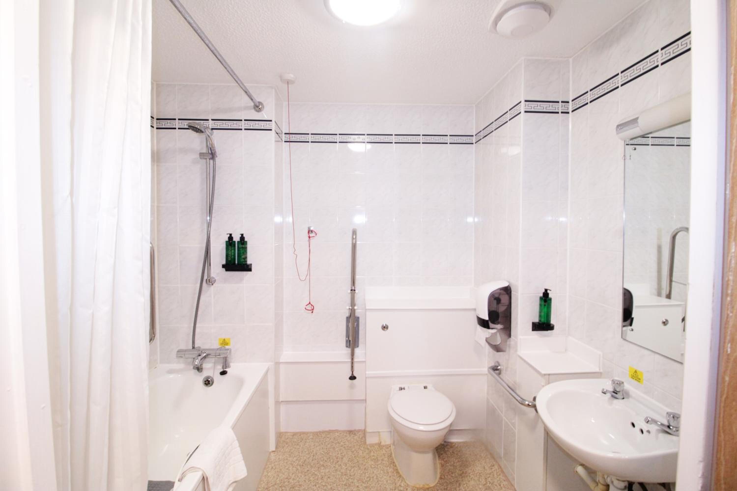 Double Room with Bath Tub - Disability Access/Non-Smoking  - Photo 6