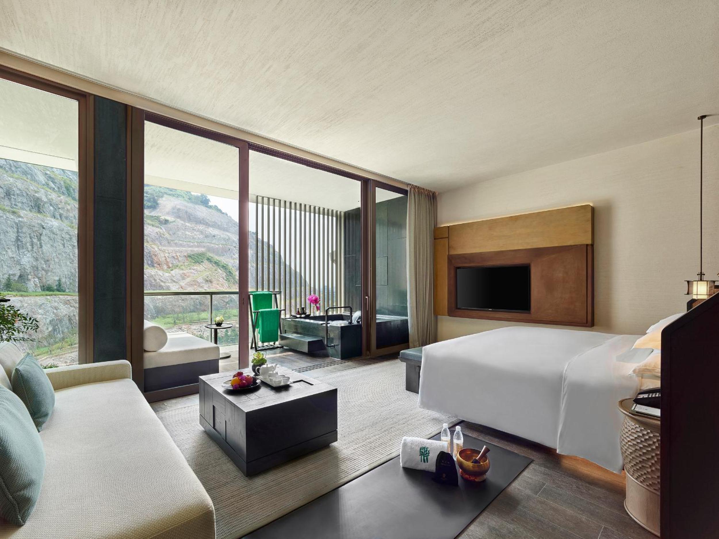 Standard Twin Room with Mountain View