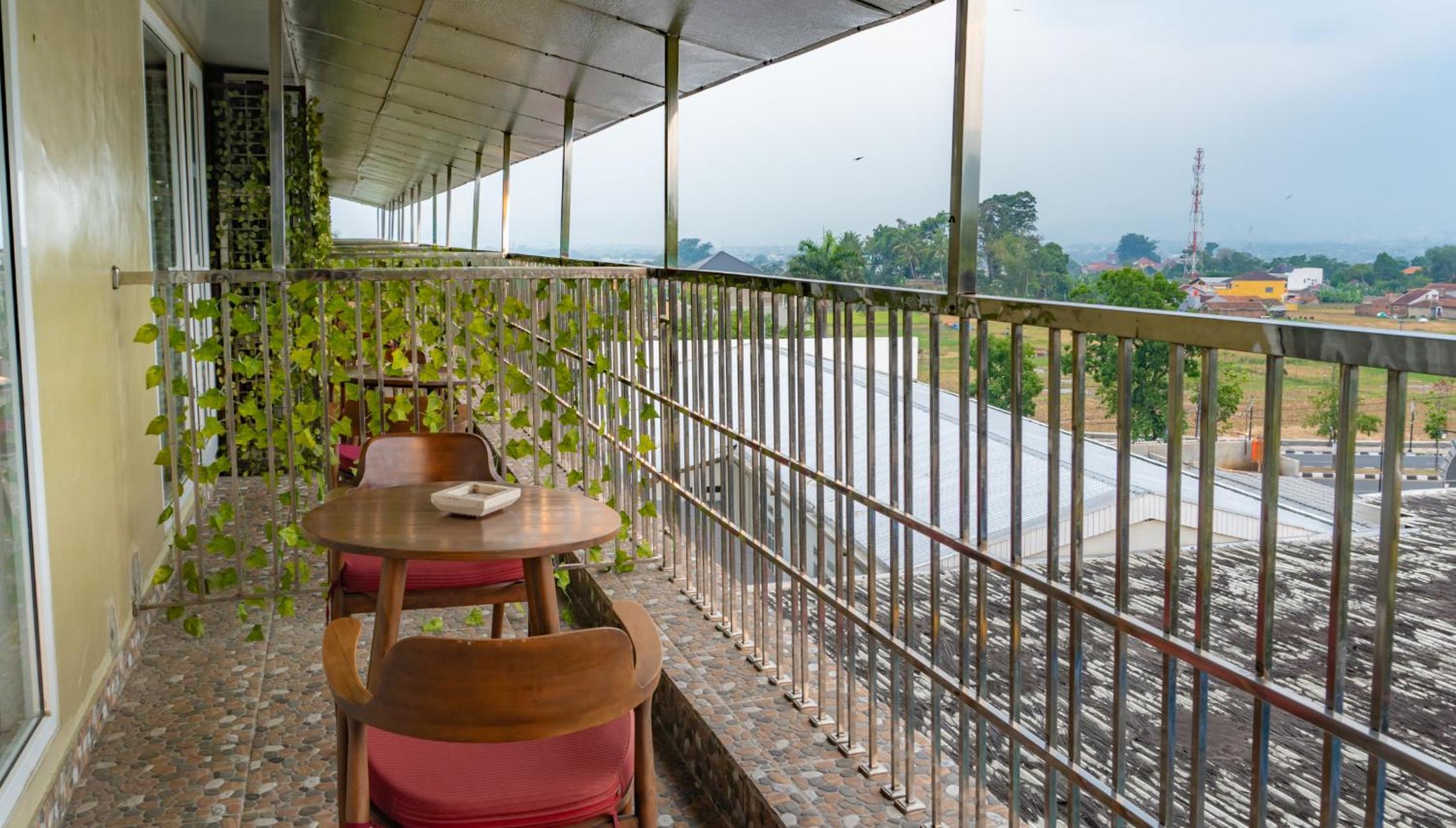 Executive King With Balcony - Photo 3