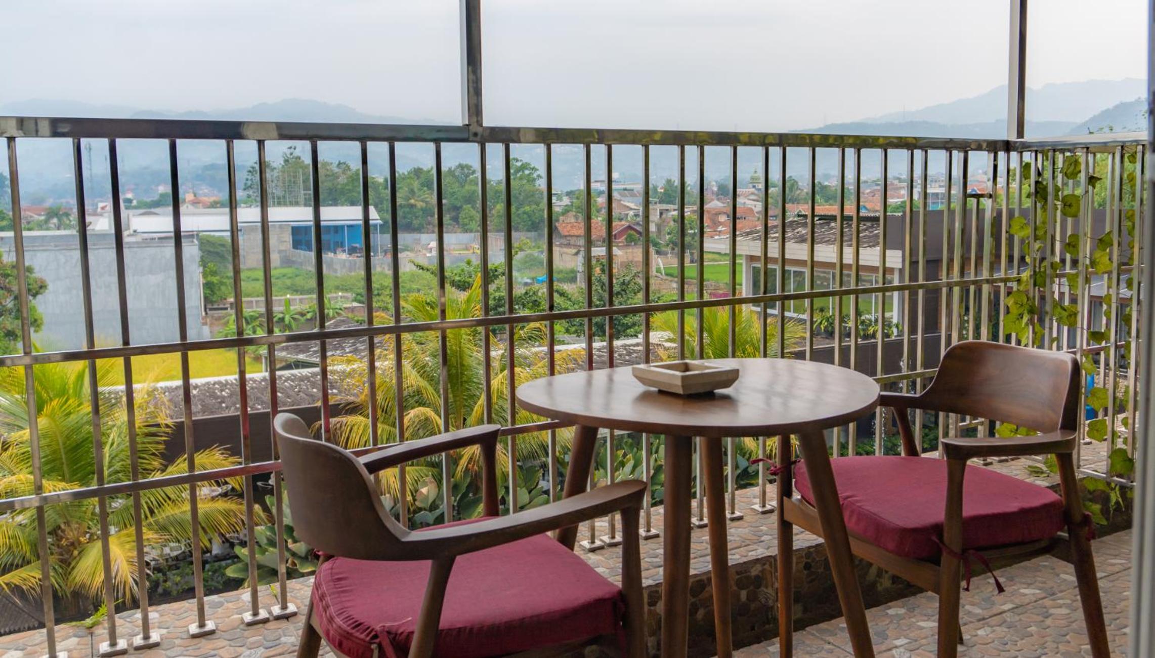 Executive King With Balcony - Photo 2