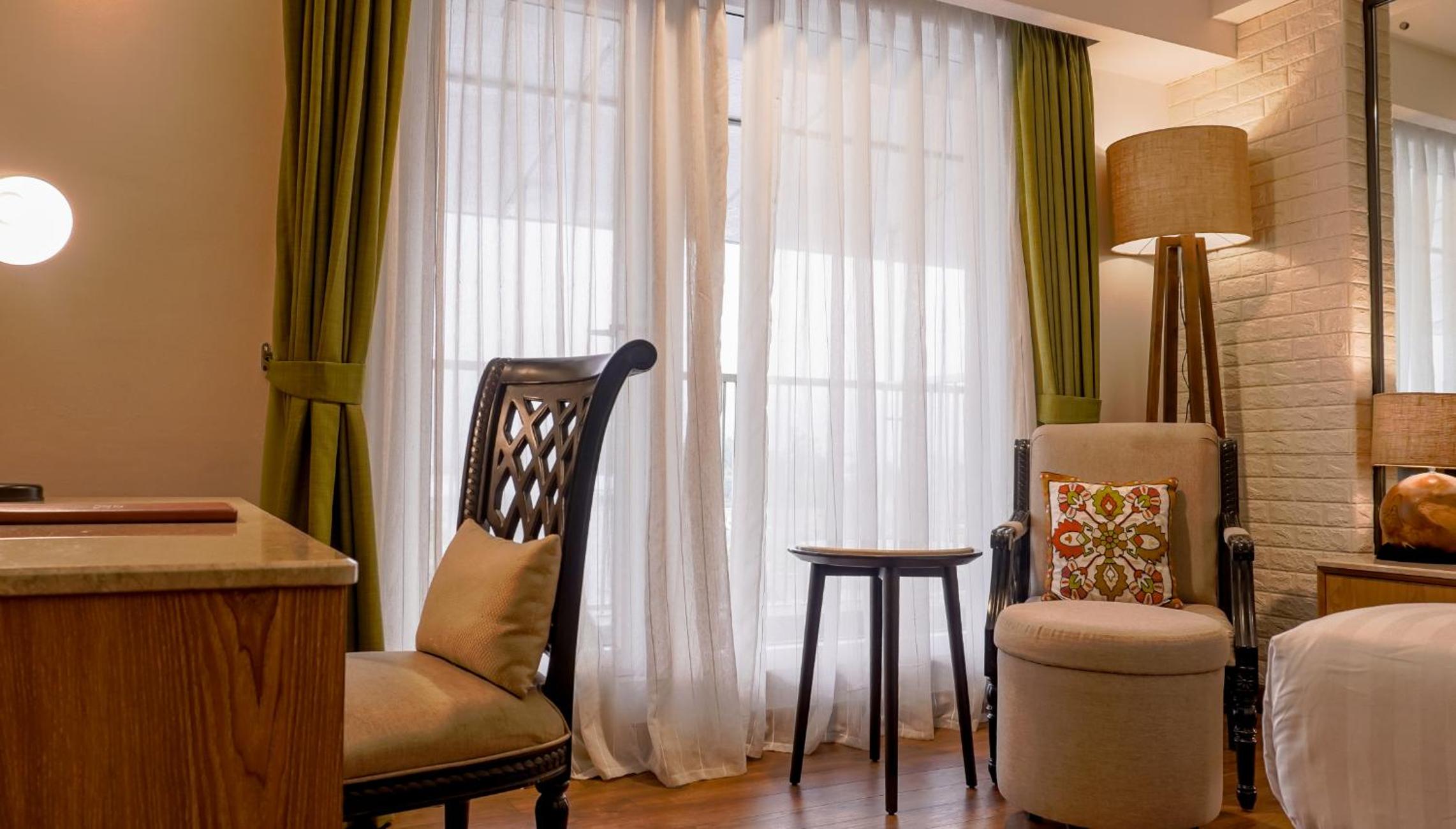 Junior Suite with Balcony - Photo 4