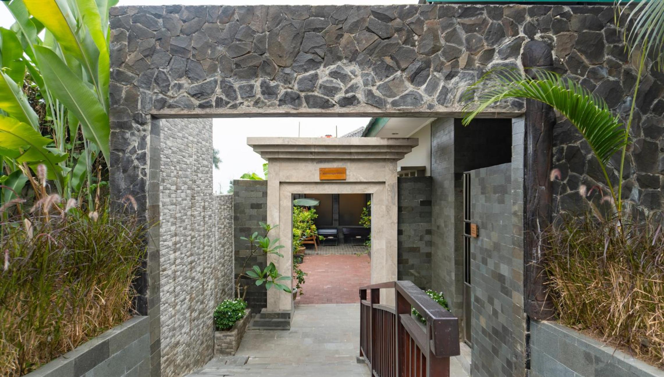 Villa 5 Bedroom - Photo 2