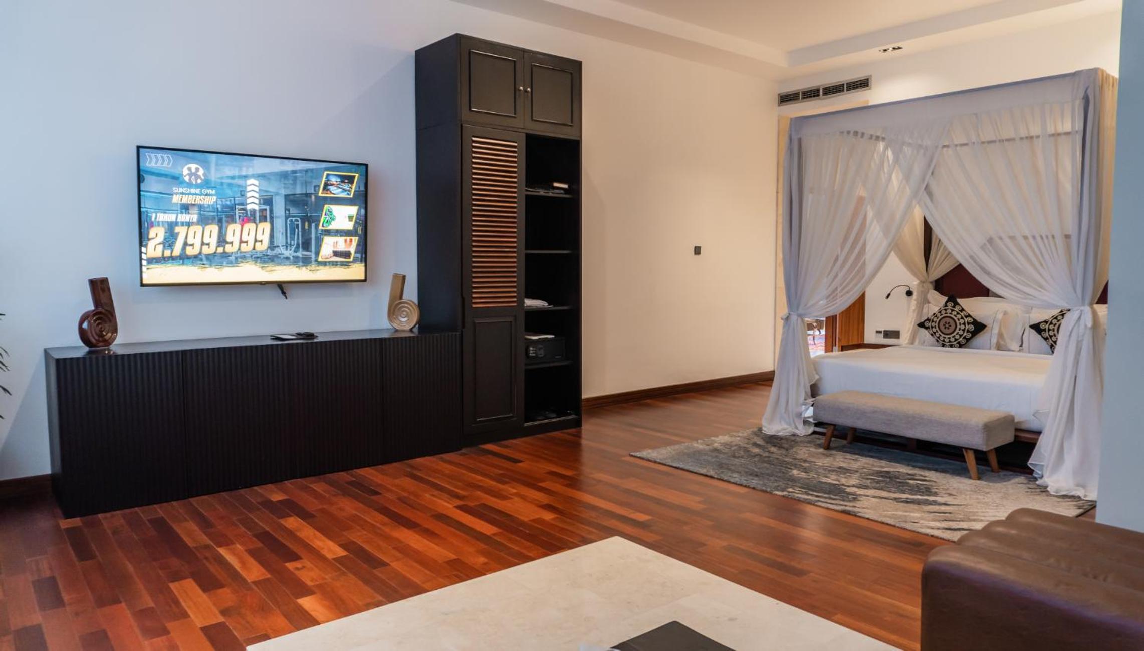 Suite With Private Meeting Room