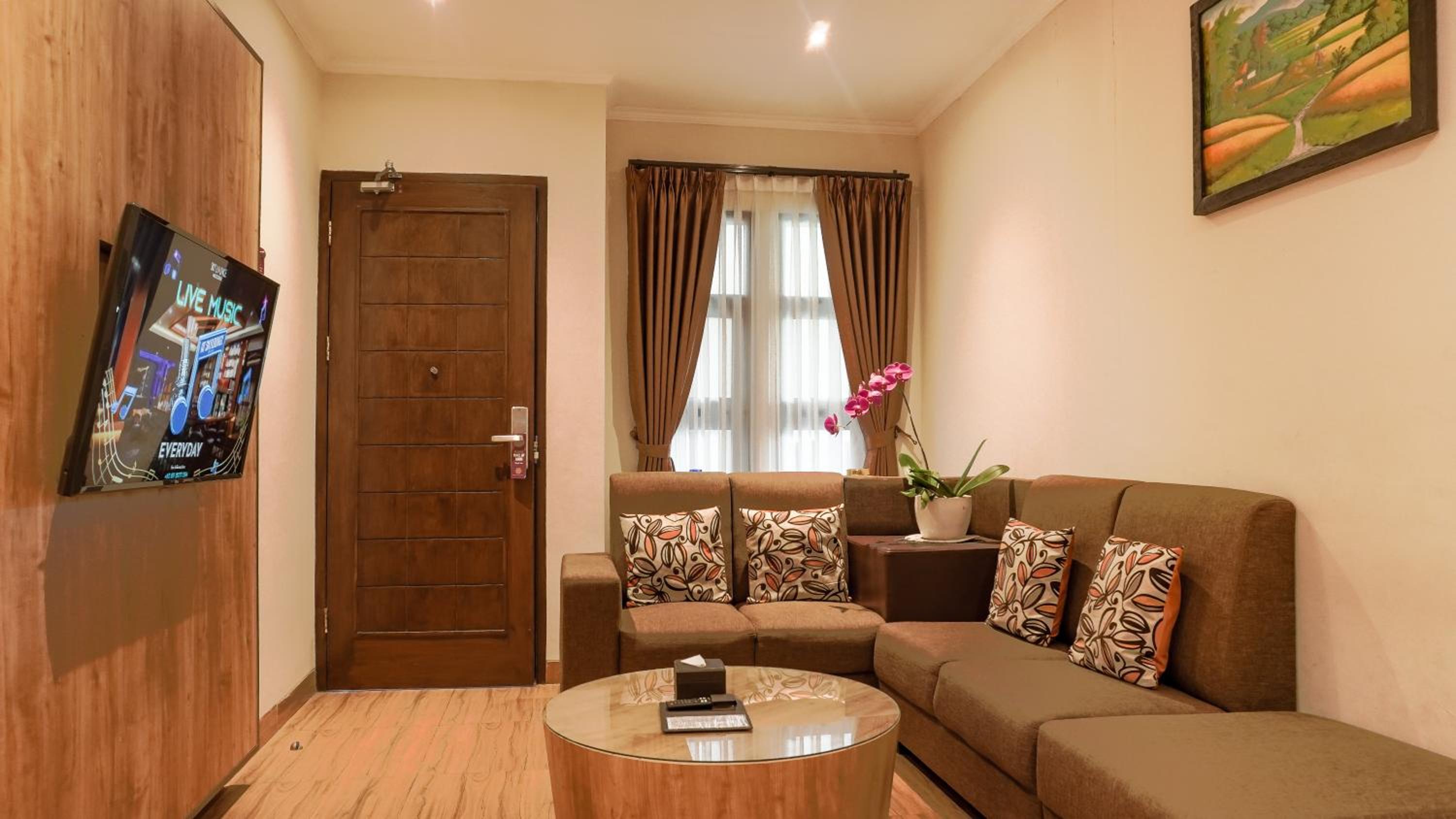 Pavilion 2 Bedrooms - Photo 2