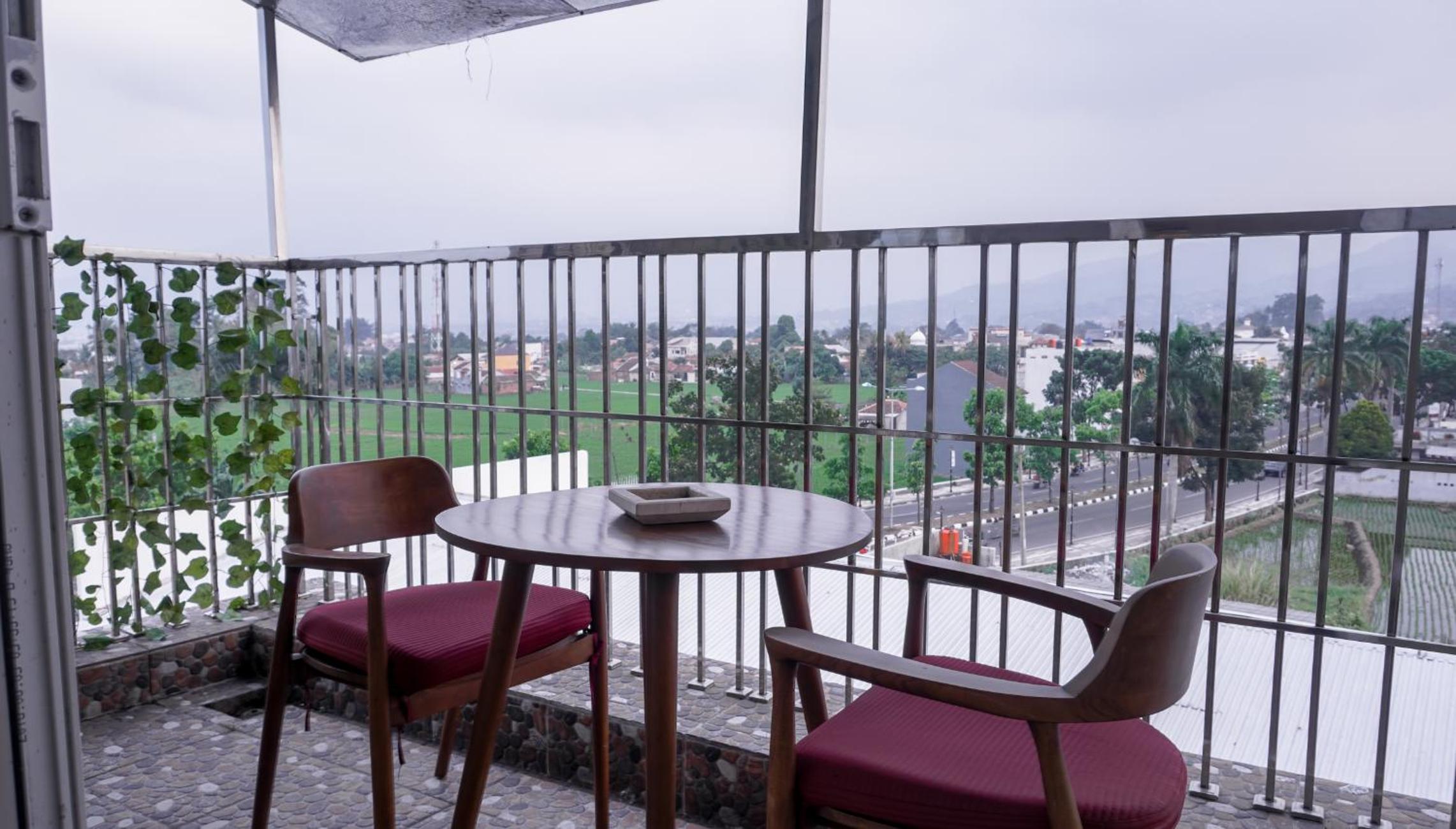 Junior Suite with Balcony - Photo 2