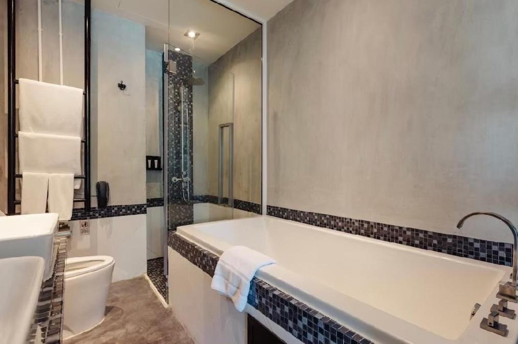 Deluxe Twin Room with Pool Access thumbnail 5