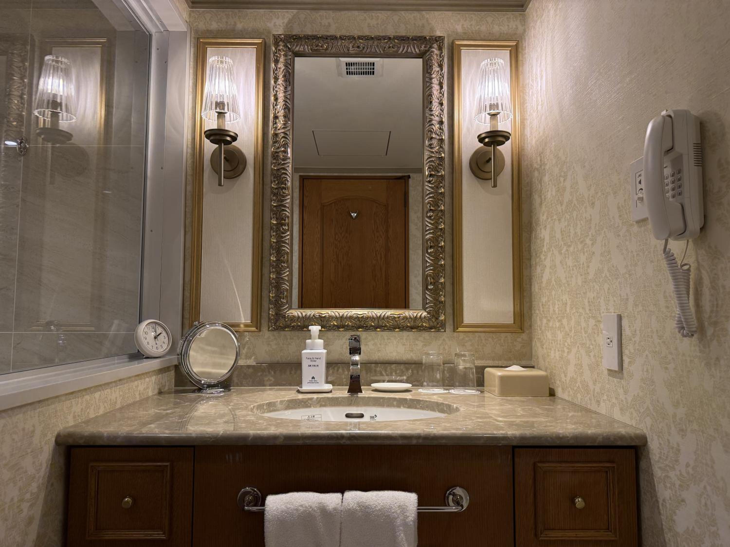 Renovated Executive Twin Room - Non-Smoking - Photo 12