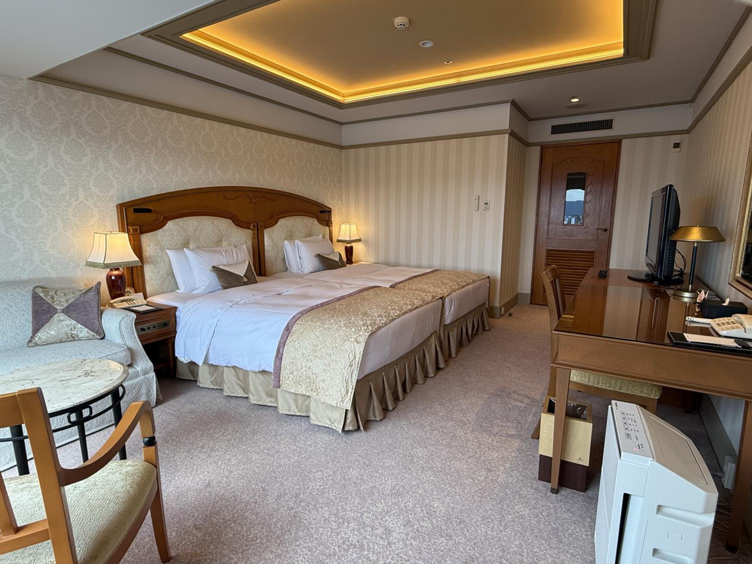 Renovated Twin Room With City View - Photo 9