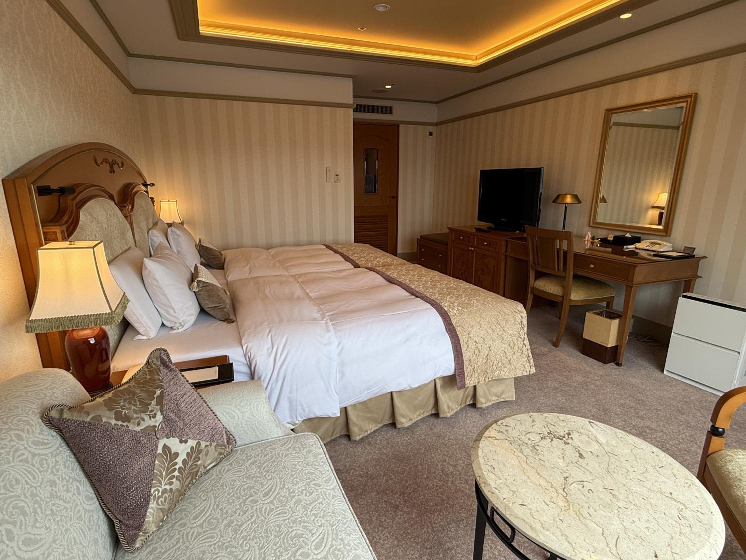 Renovated Twin Room With City View - Photo 8