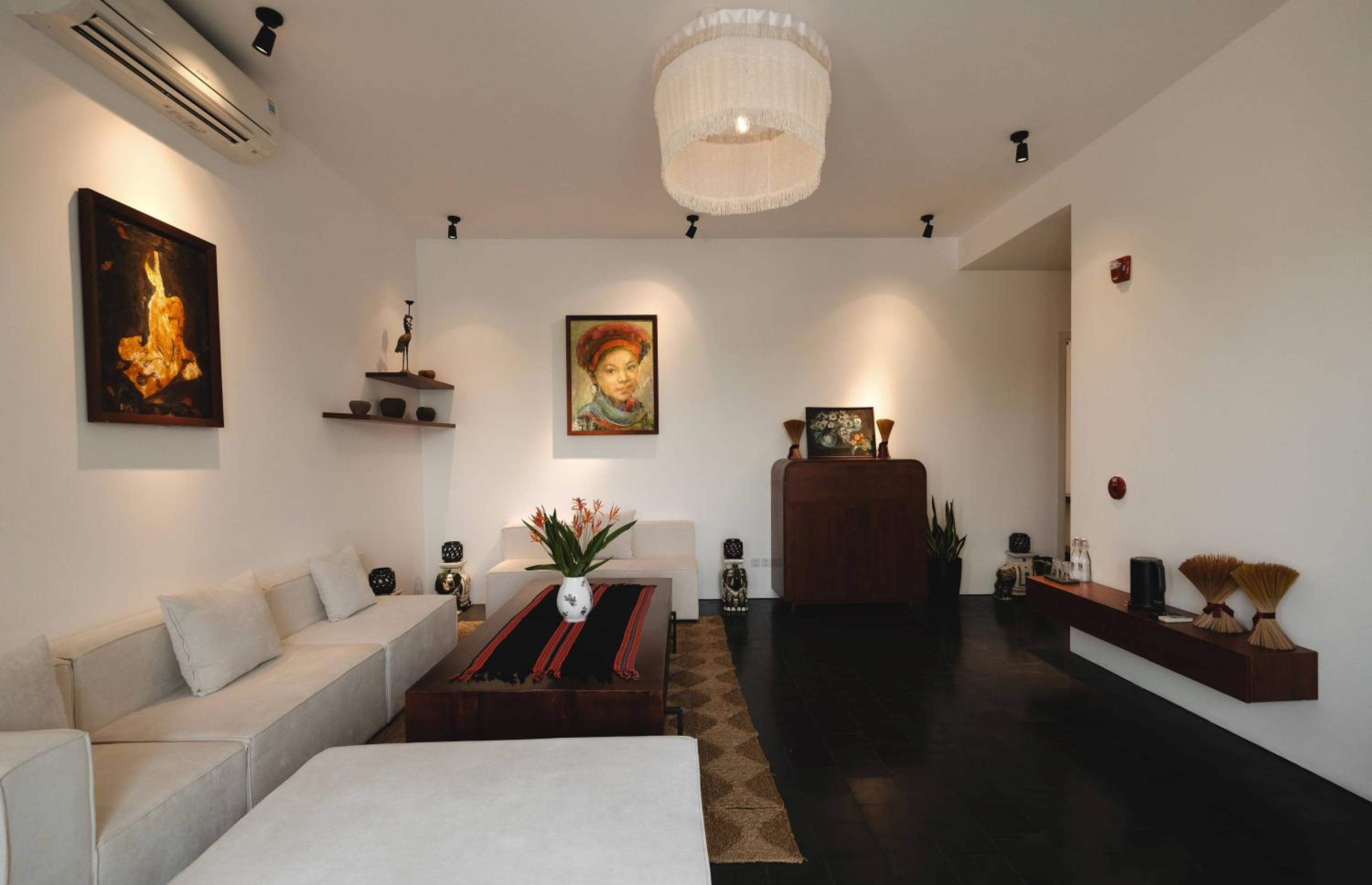 aNhill Penthouse