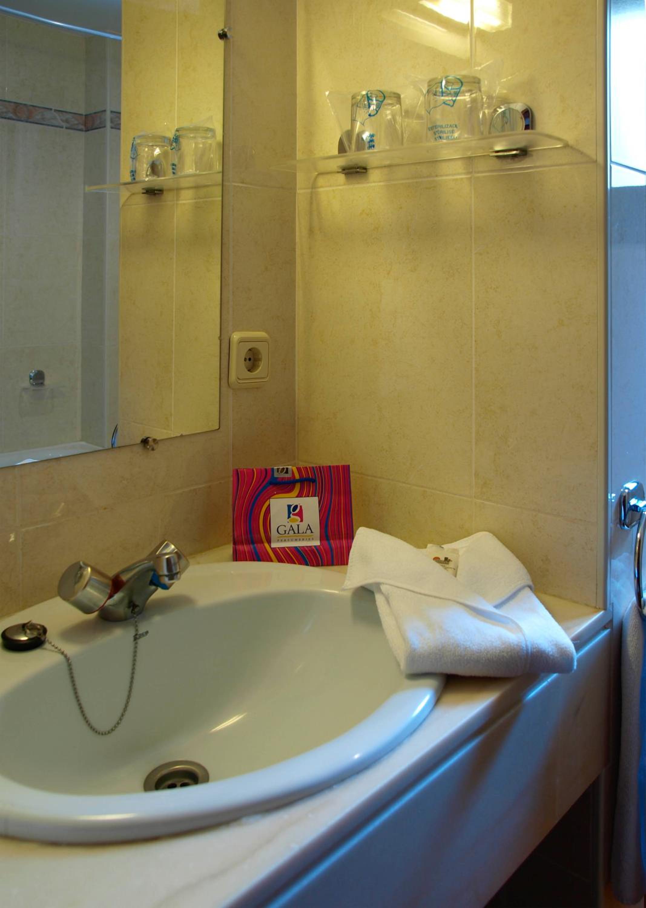 Economy Twin Room photo 2