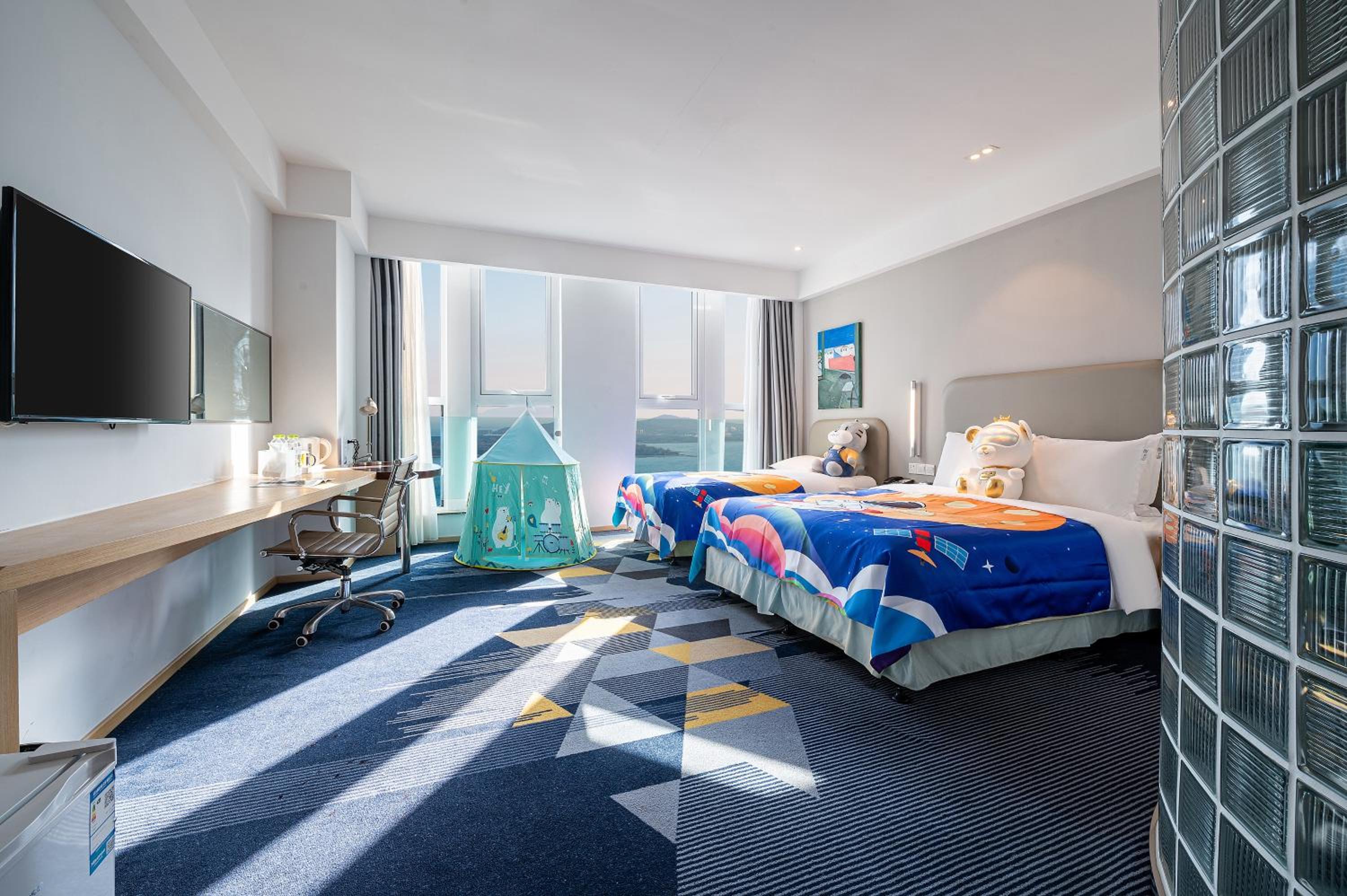 Standard Room with Two Queen Beds photo 1