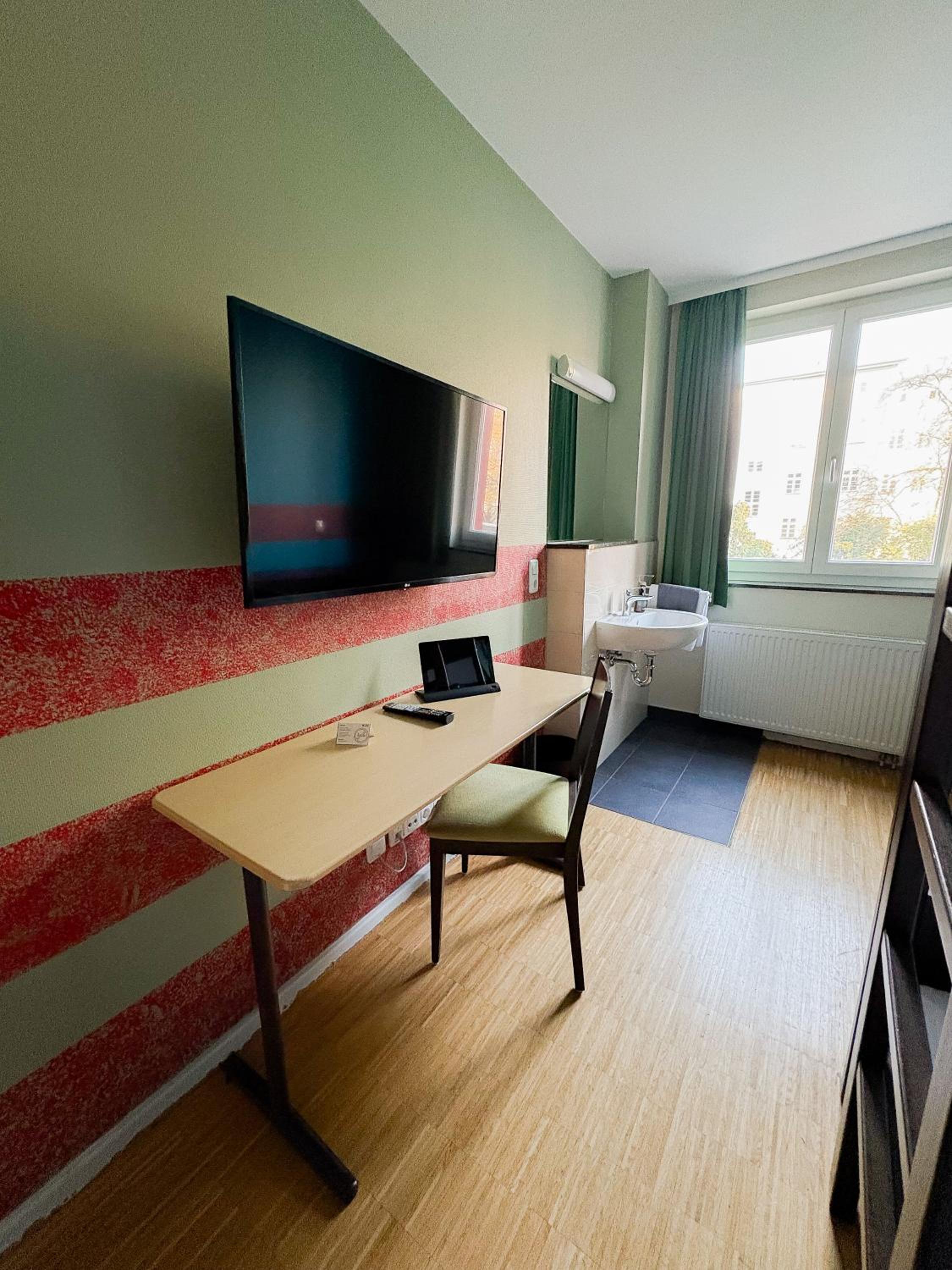 Double Room with Bunk Bed and Shared Bathroom photo 2
