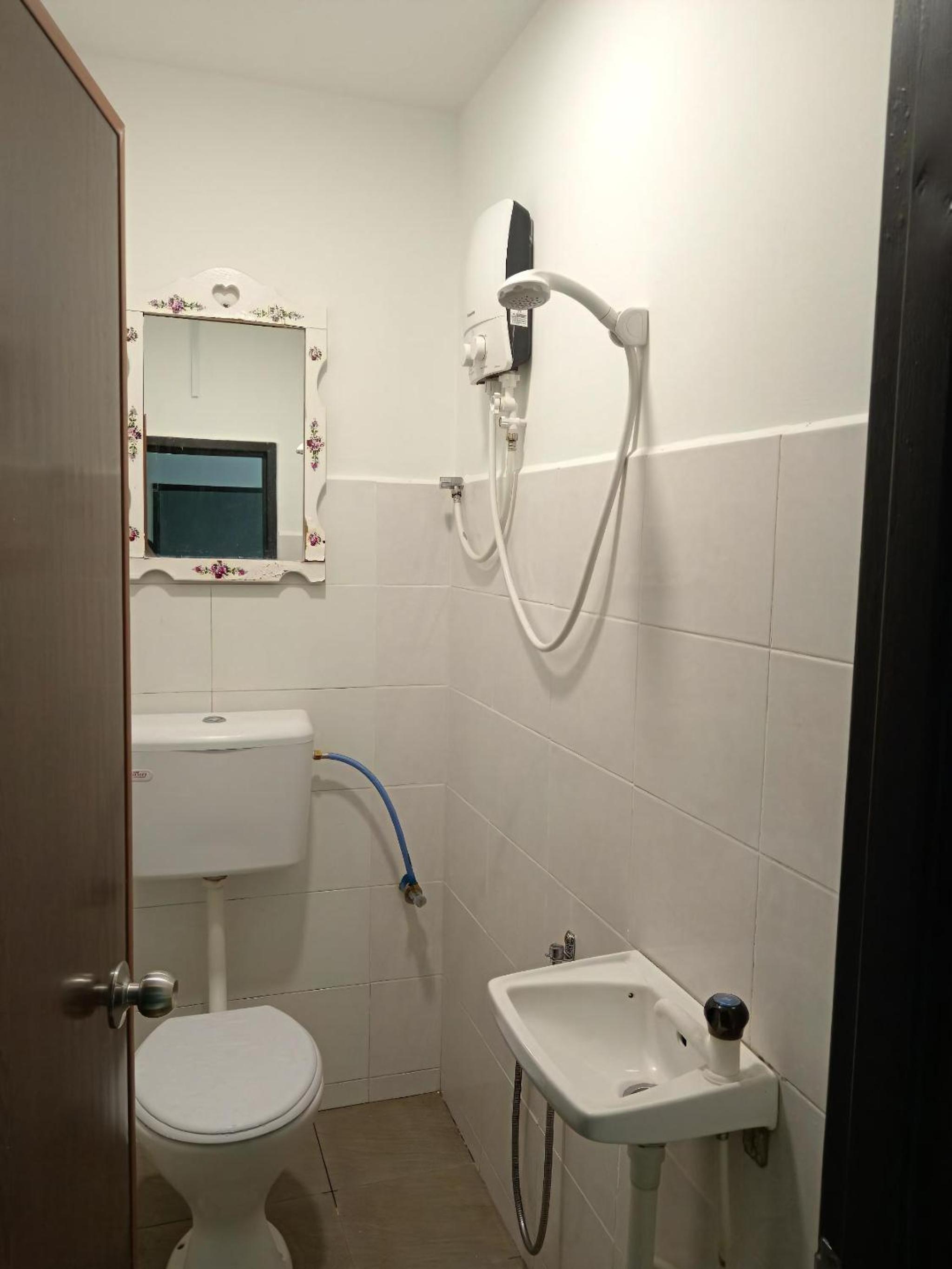 Budget Twin Room - Photo 3