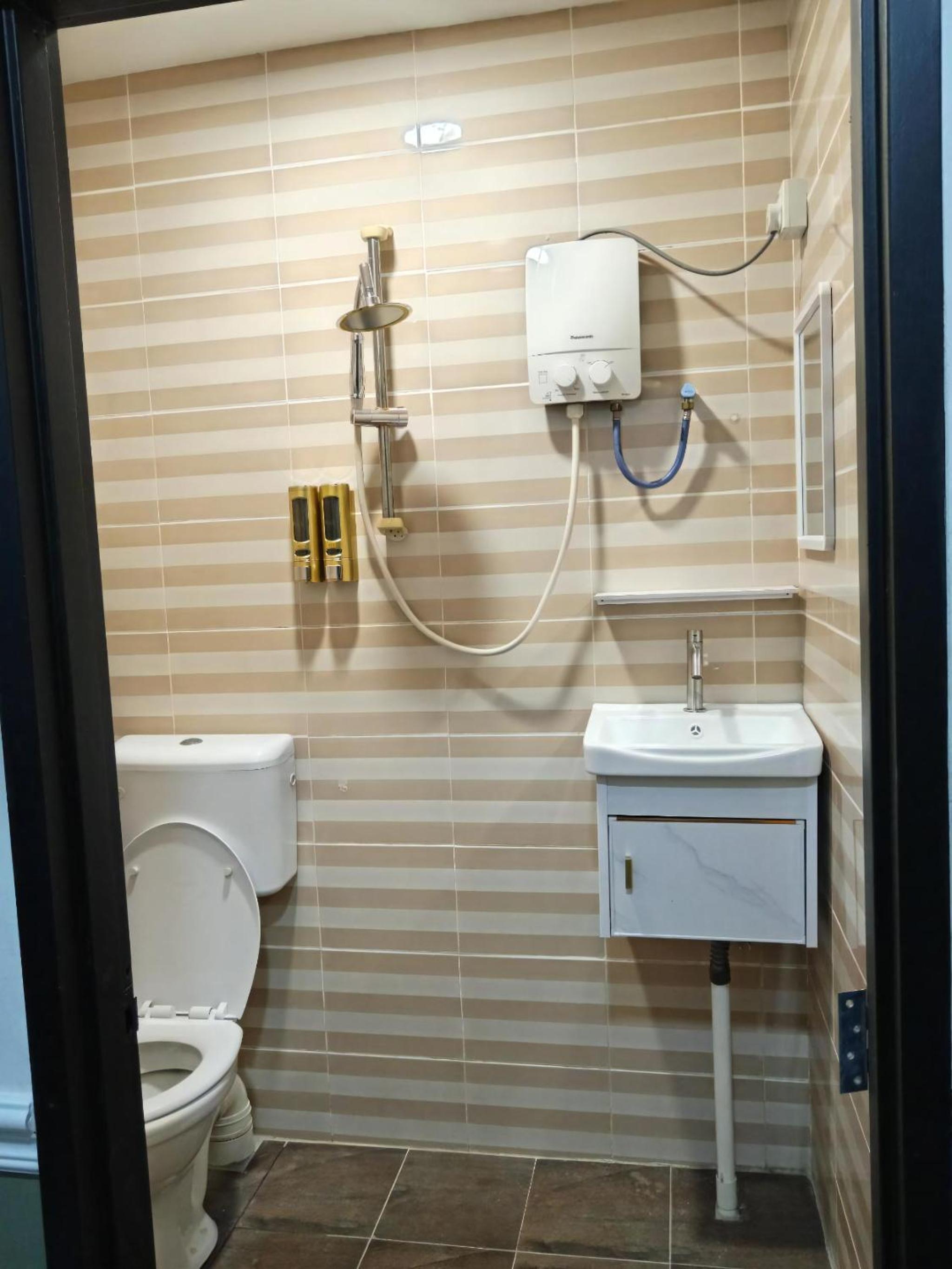 Budget Twin Room - Photo 8