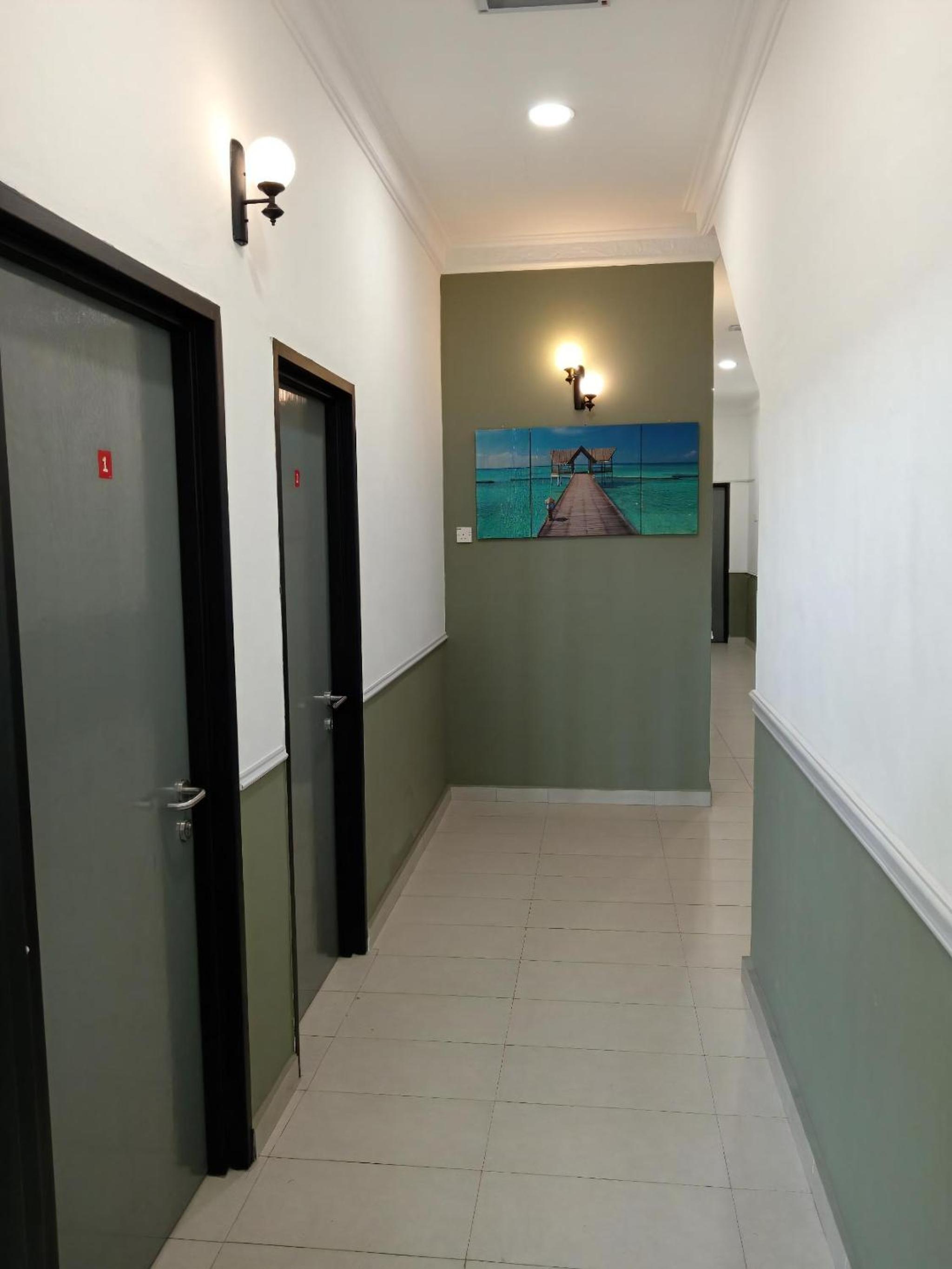 Budget Twin Room - Photo 11