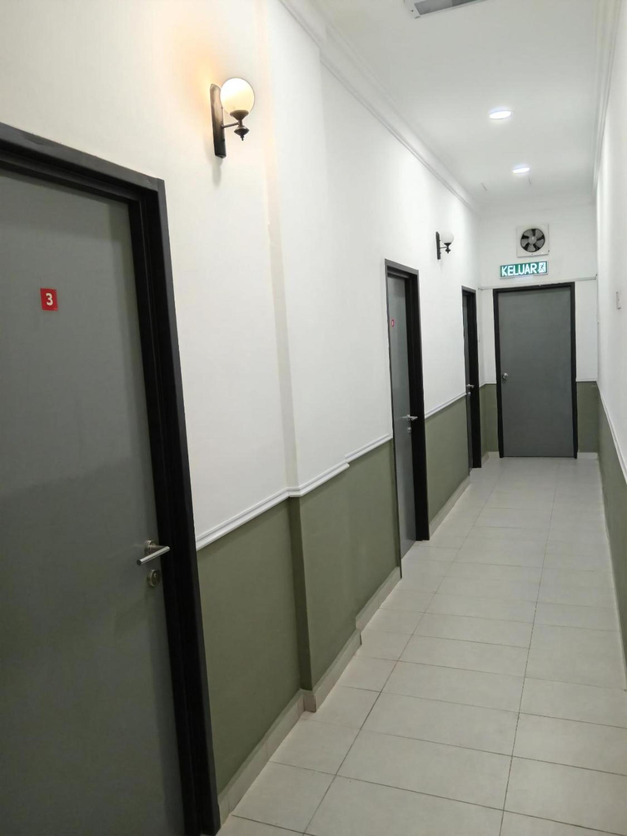 Budget Twin Room - Photo 15