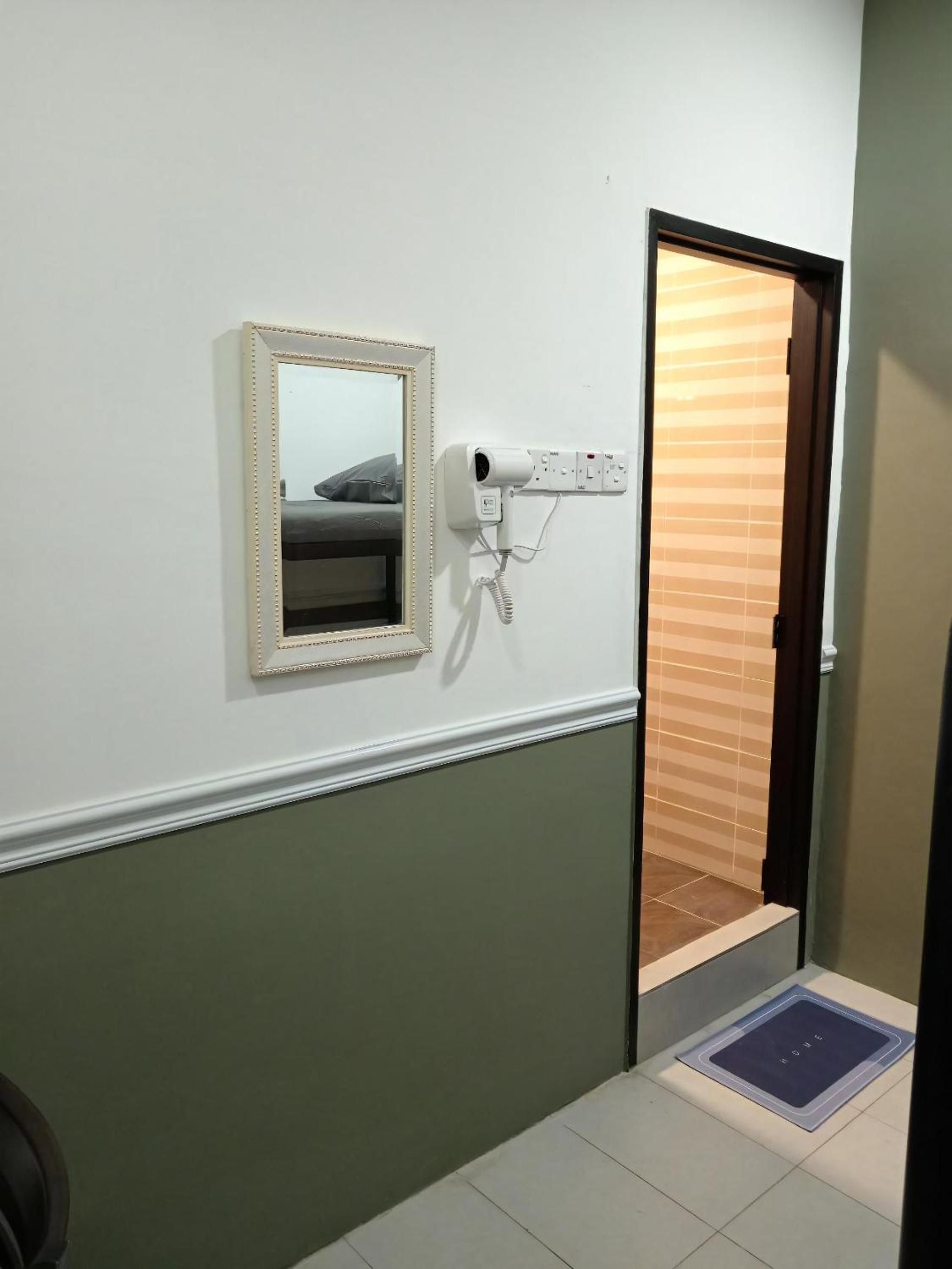 Budget Twin Room - Photo 16