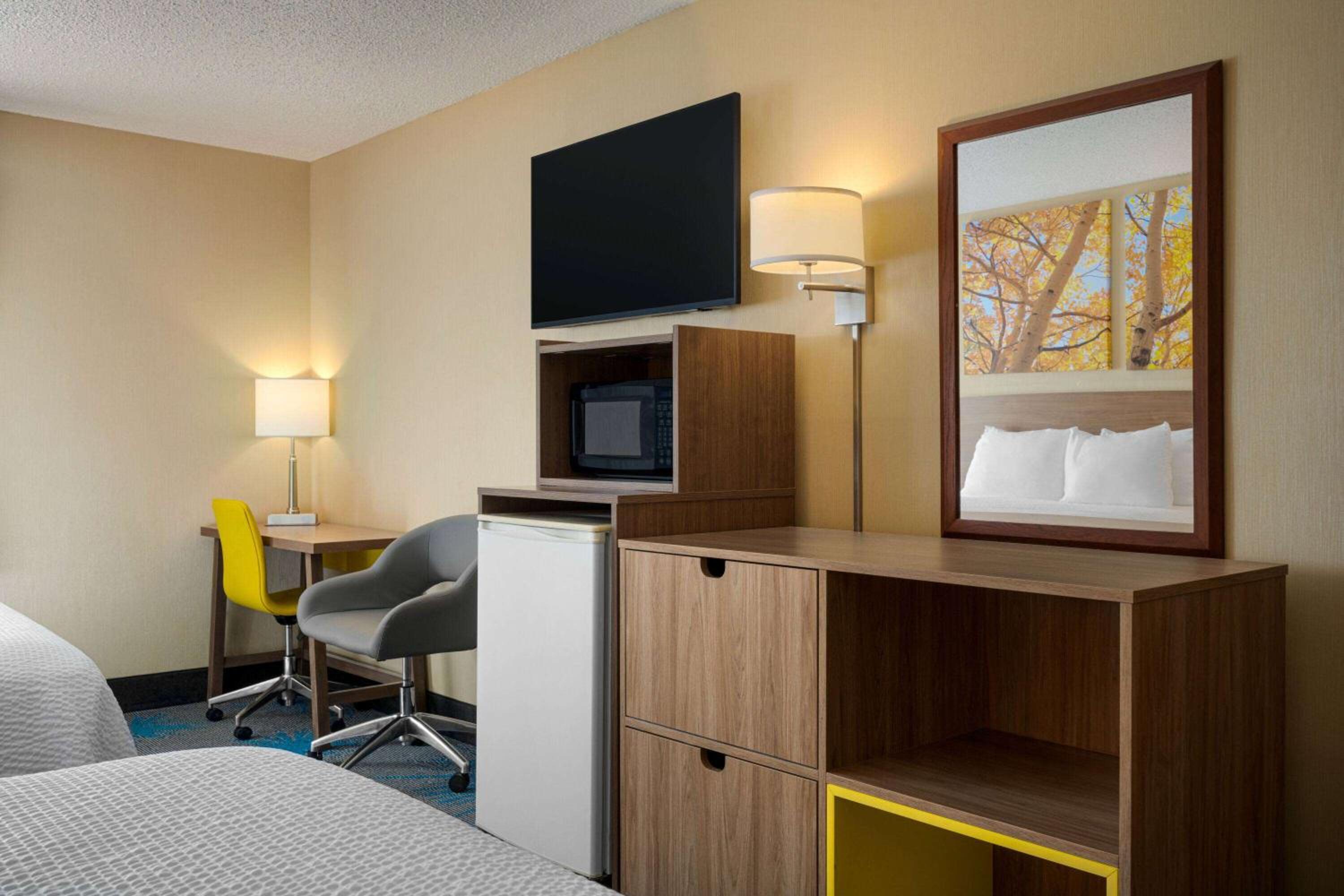 Queen Room with Two Queen Beds - Non-Smoking - Photo 1