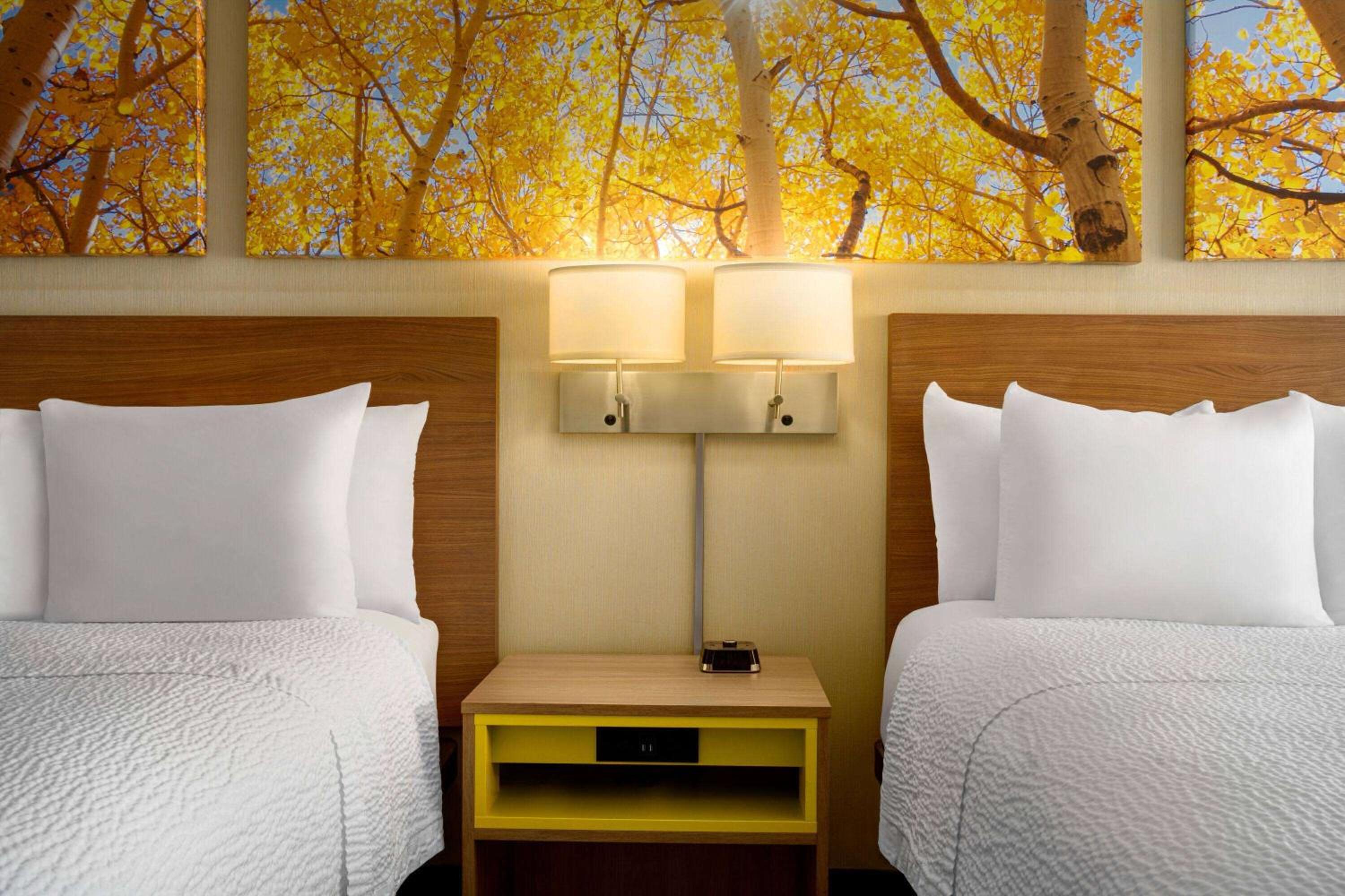 Queen Room with Two Queen Beds - Non-Smoking - Photo 5