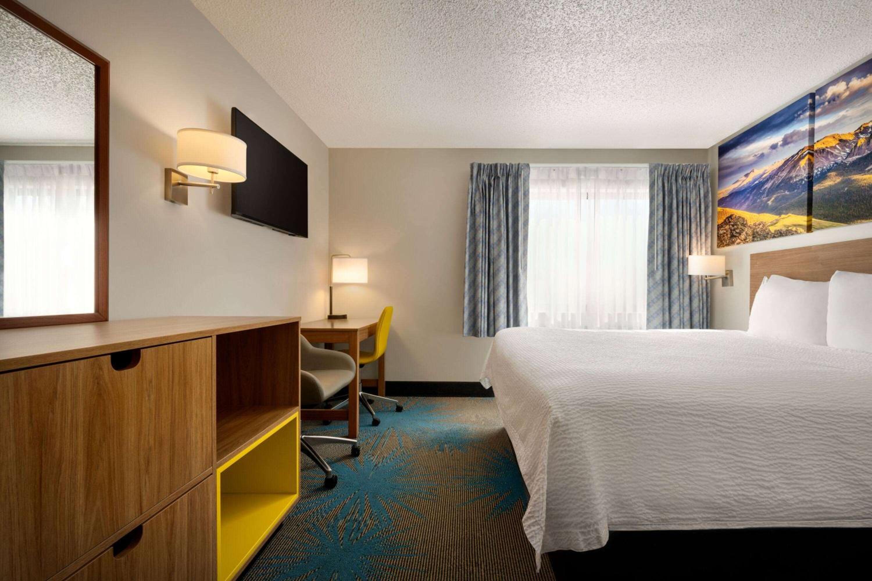 Studio Suite with 1 King Bed and 2 Twin Beds, Non-Smoking - Photo 5