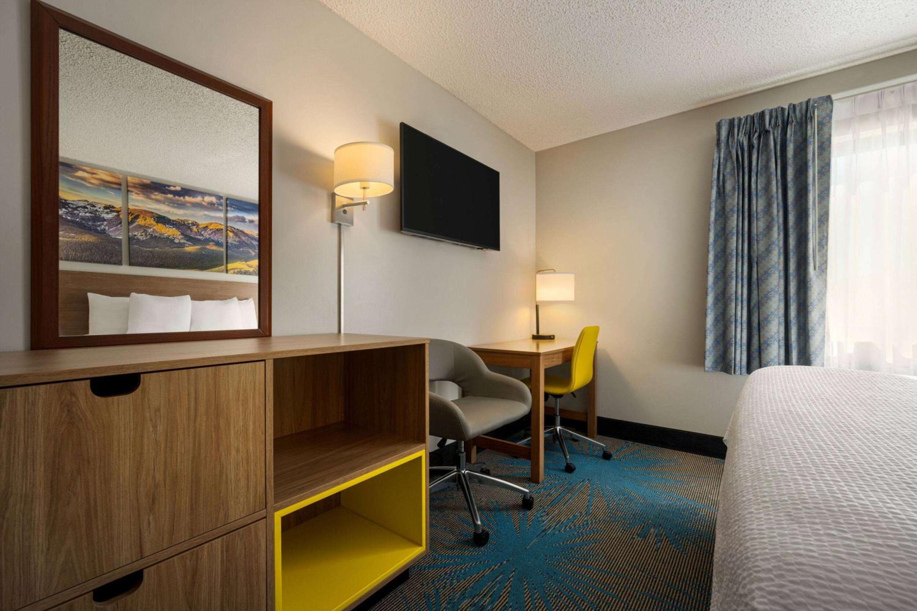 Studio Suite with 1 King Bed and 2 Twin Beds, Non-Smoking - Photo 4
