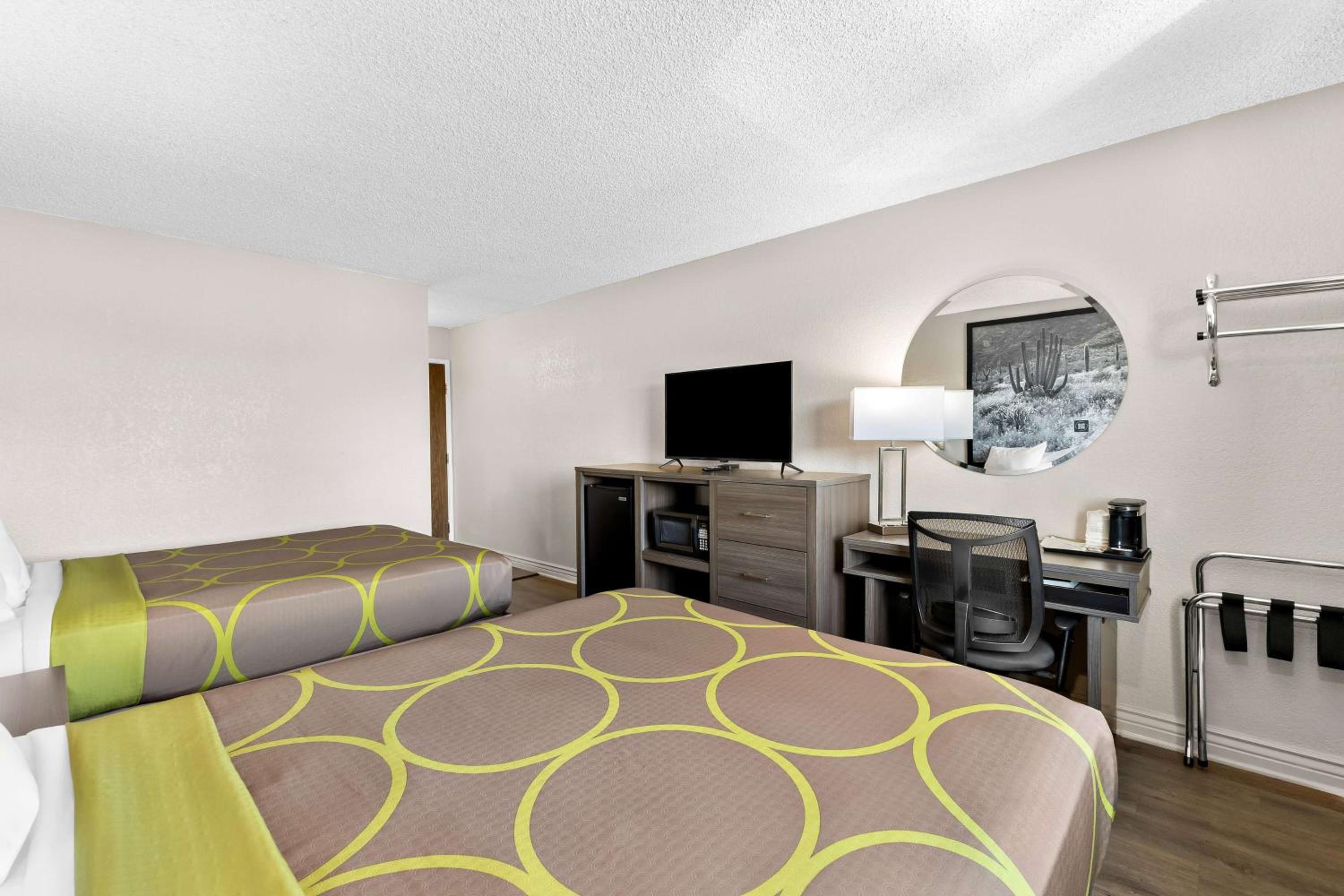 2 Queen Beds, Deluxe, Non-Smoking - Photo 17