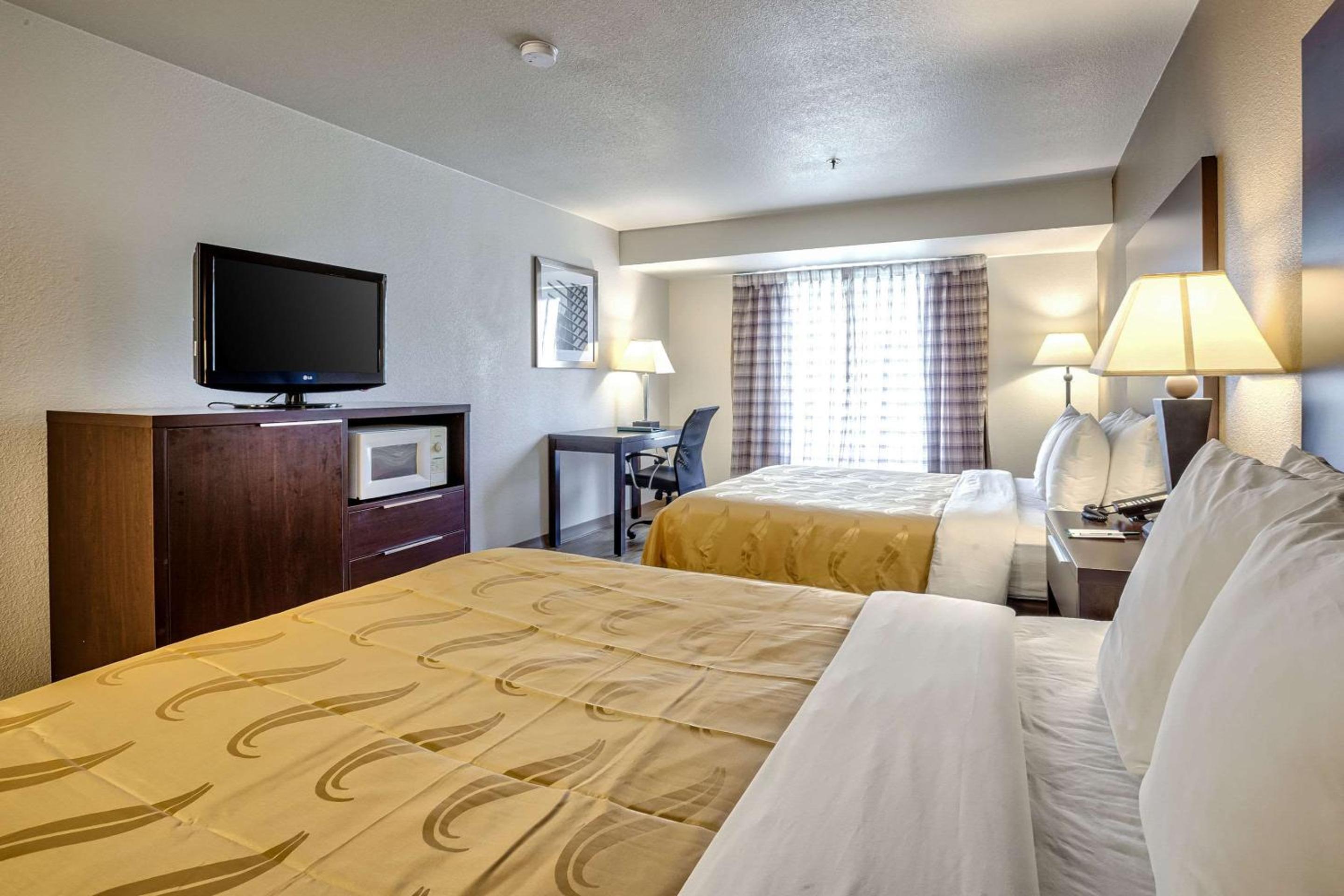 Queen Room with Two Queen Beds - Non-Smoking - Photo 2