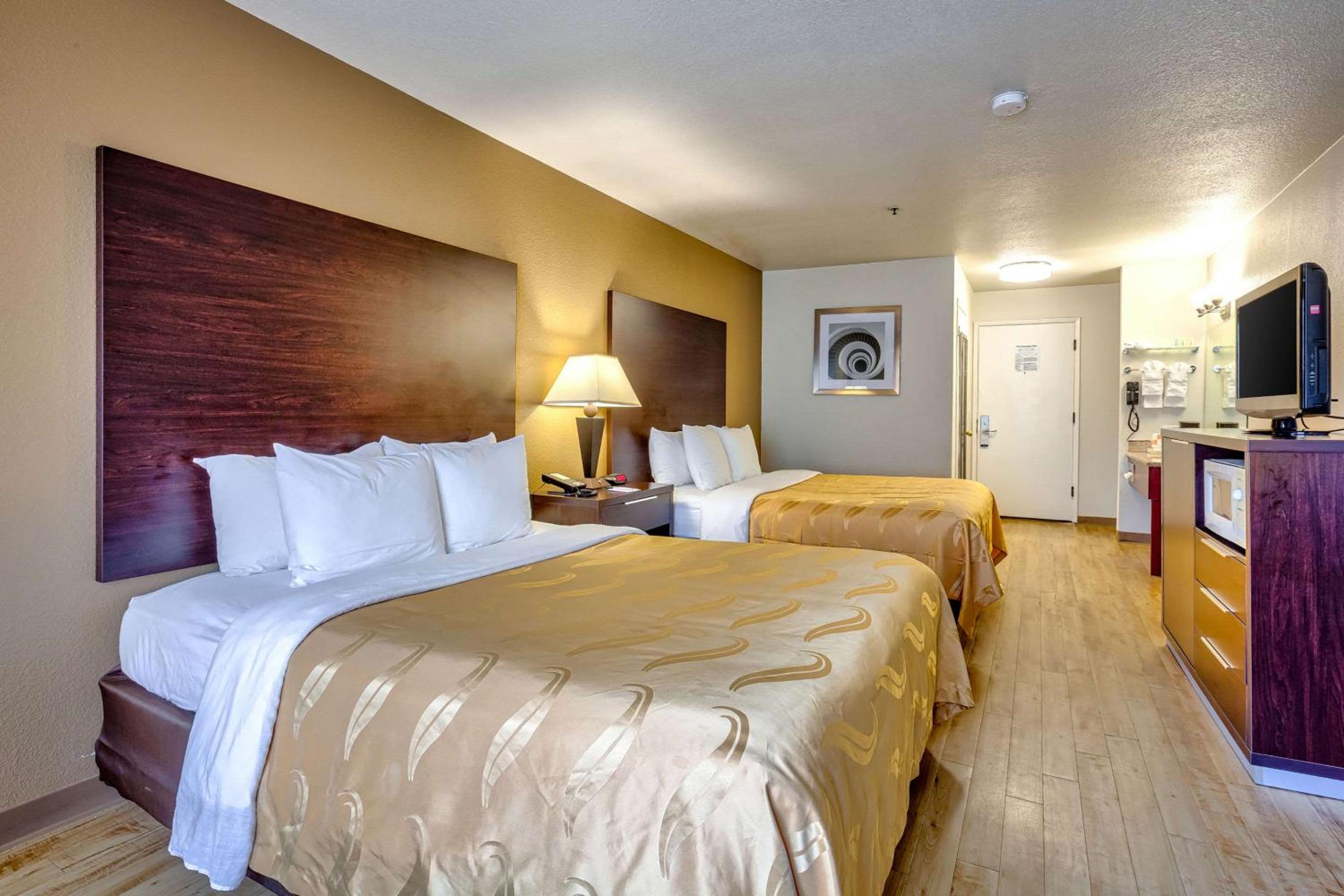 Queen Room with Two Queen Beds - Non-Smoking - Photo 3