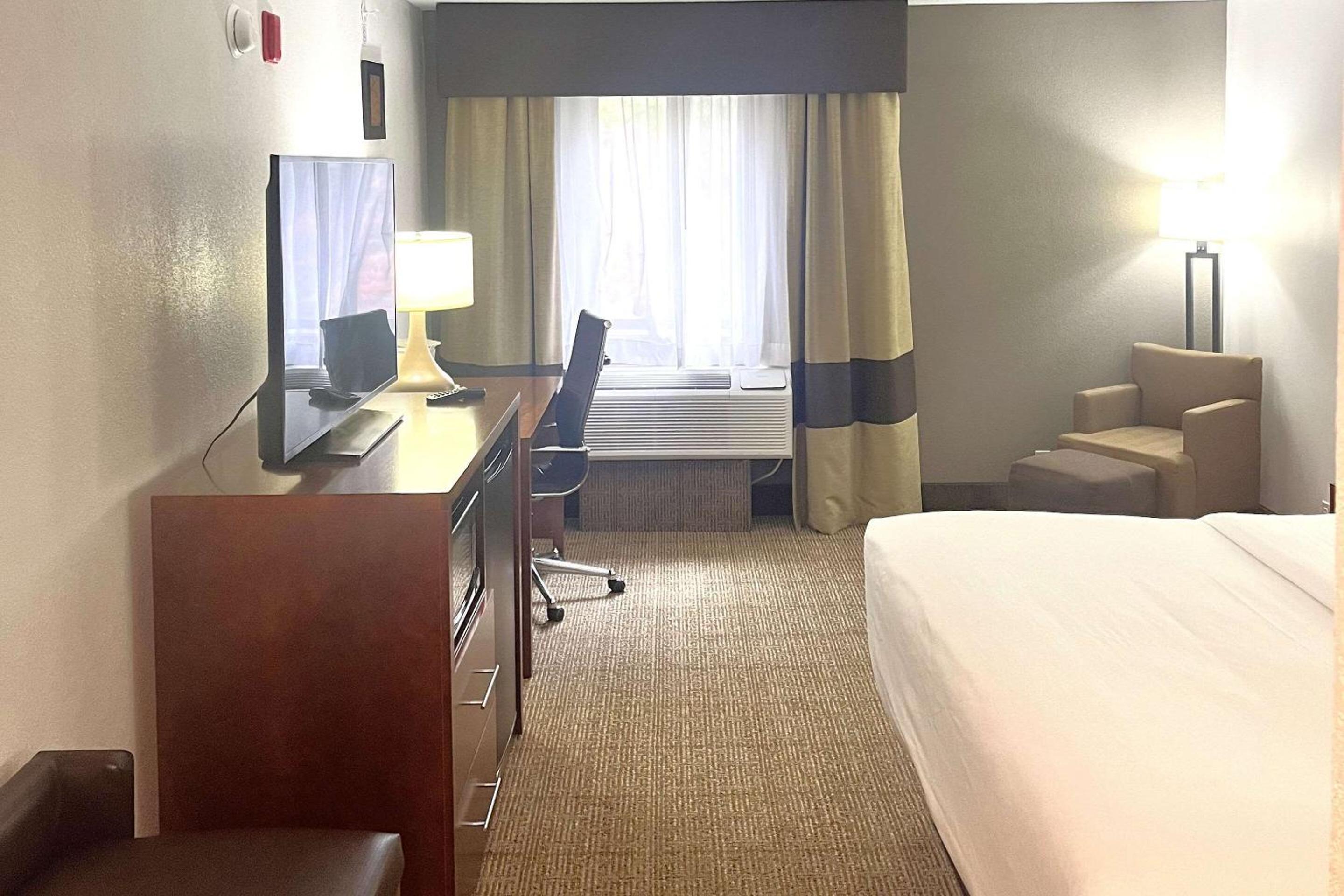King Room - Non-Smoking - Photo 2