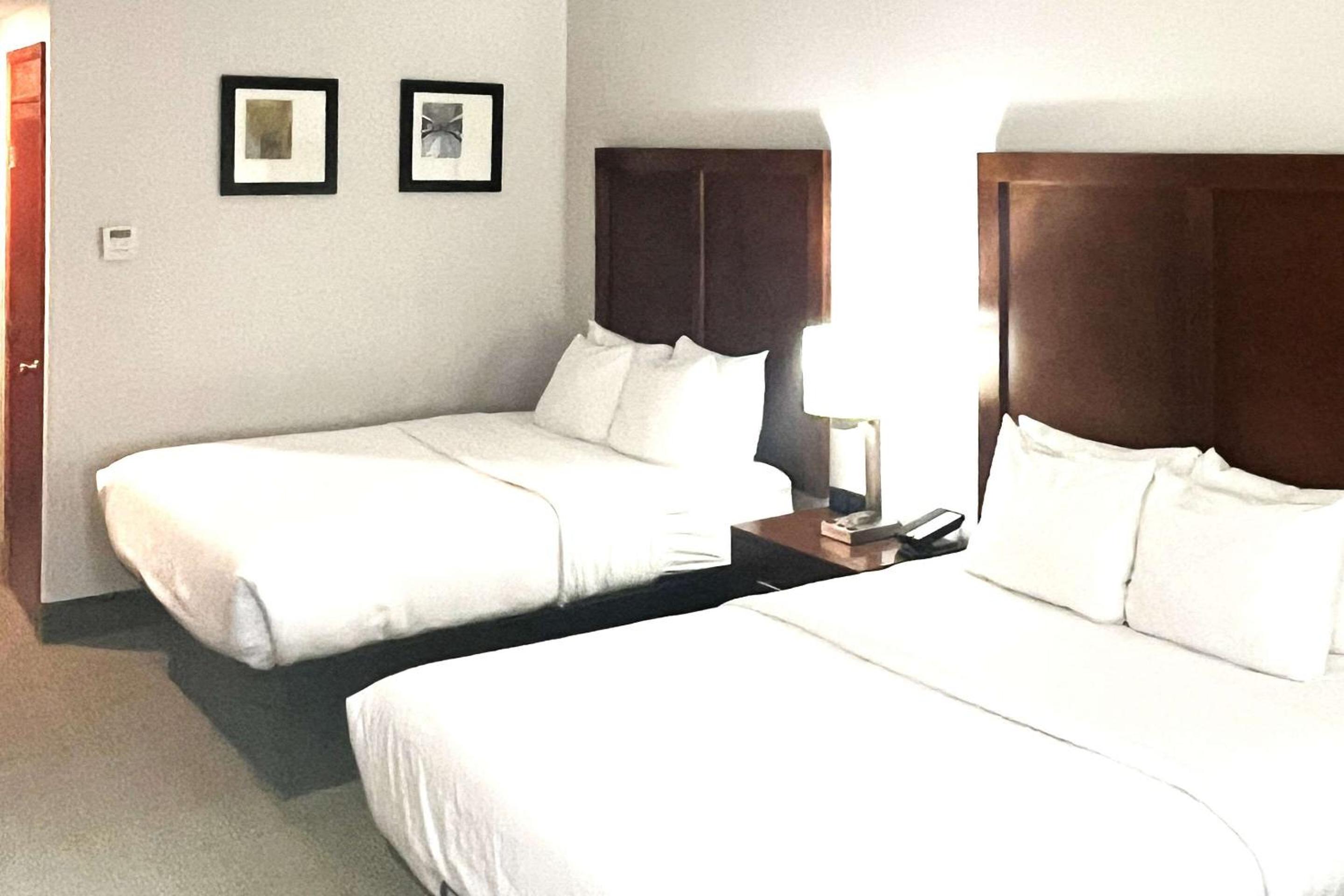 Queen Room with Two Queen Beds - Non-Smoking - Photo 2