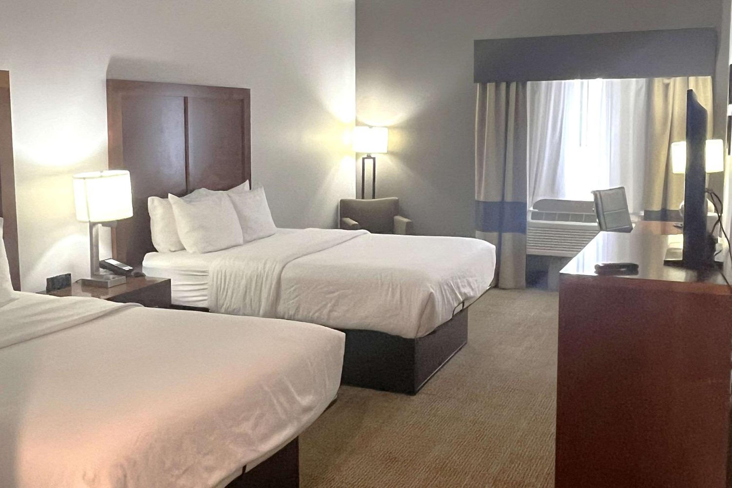 Queen Room with Two Queen Beds - Non-Smoking - Photo 3