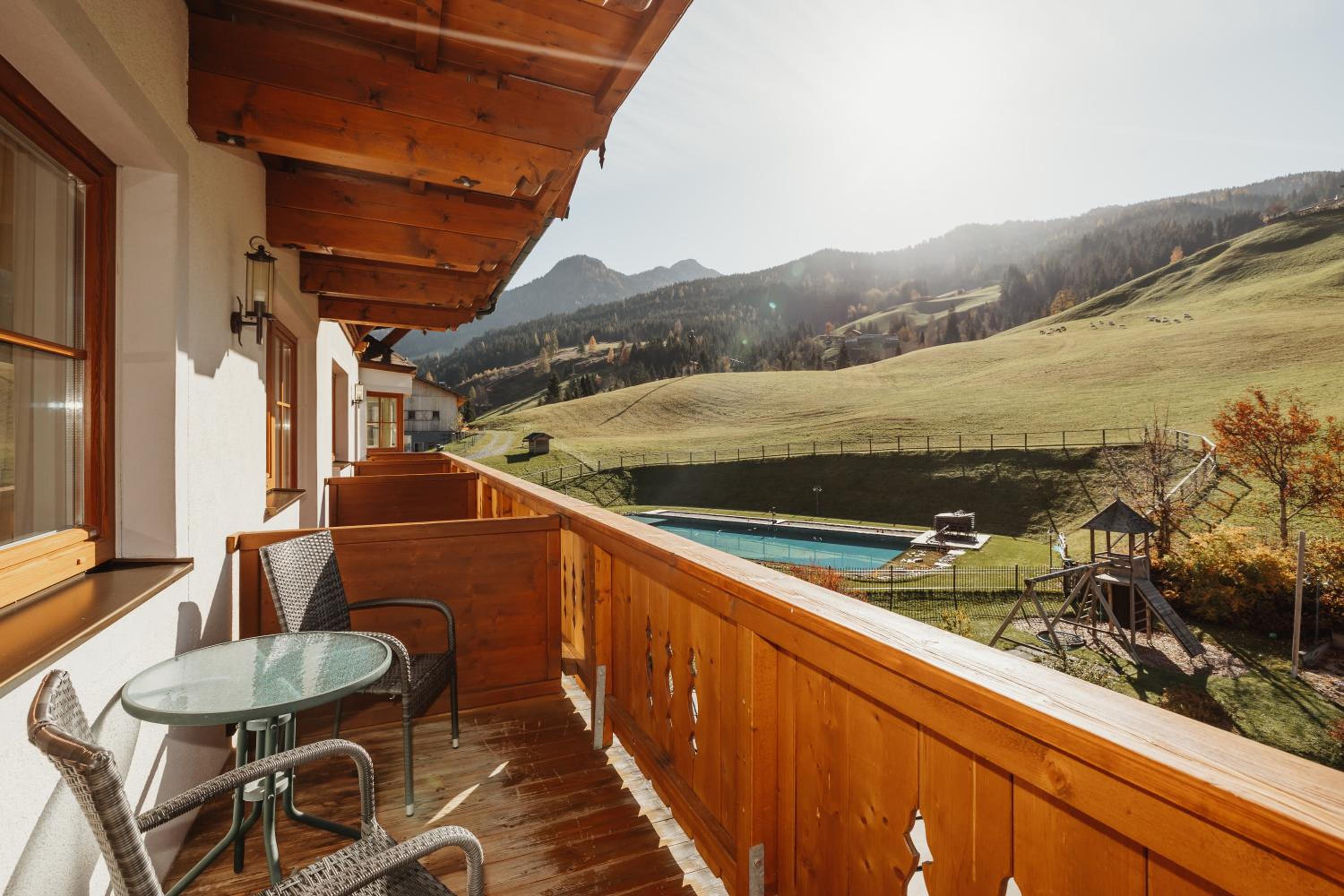 Large Double Room with Balcony - Photo 2