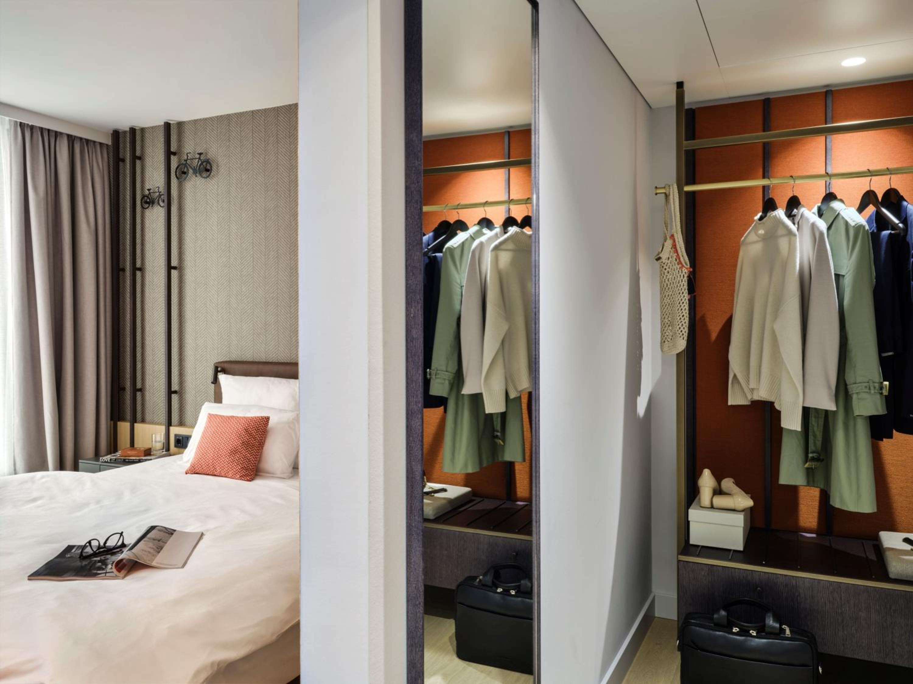 Deluxe Double Room with Balcony - Photo 4