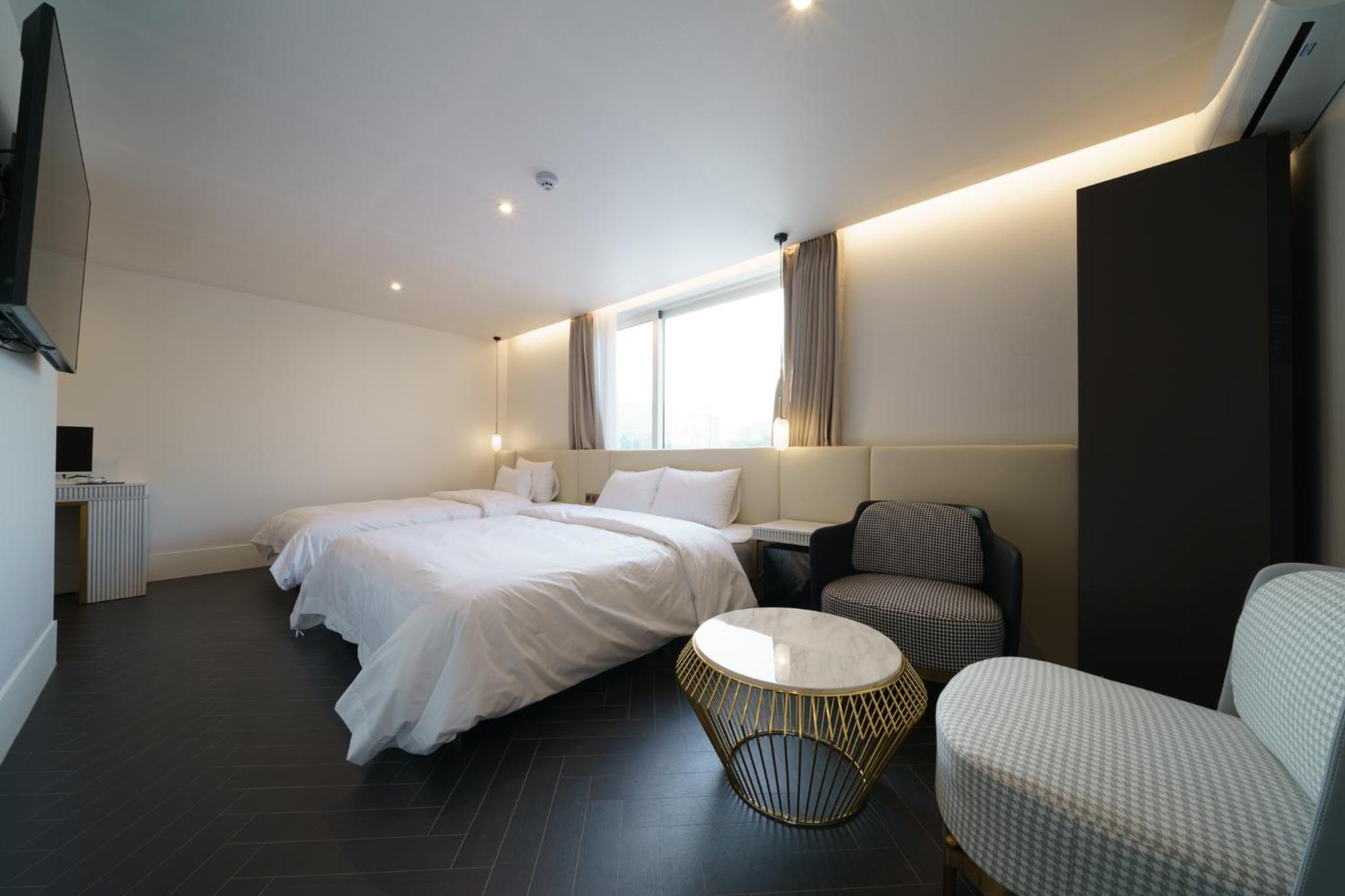 Avenue Suite Twin - Photo 1