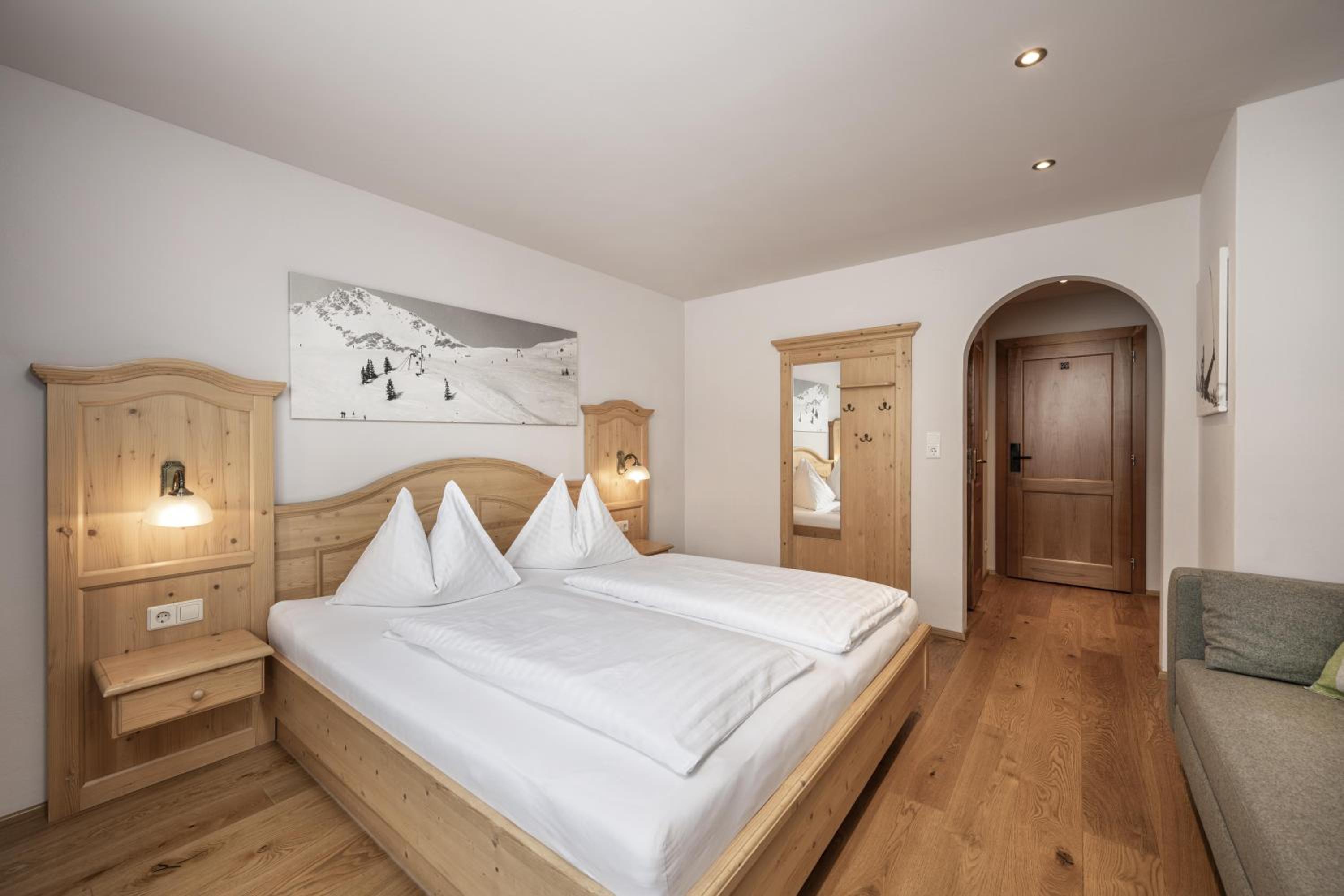 Deluxe Double Room (2 Adults + 1 Child) photo 1