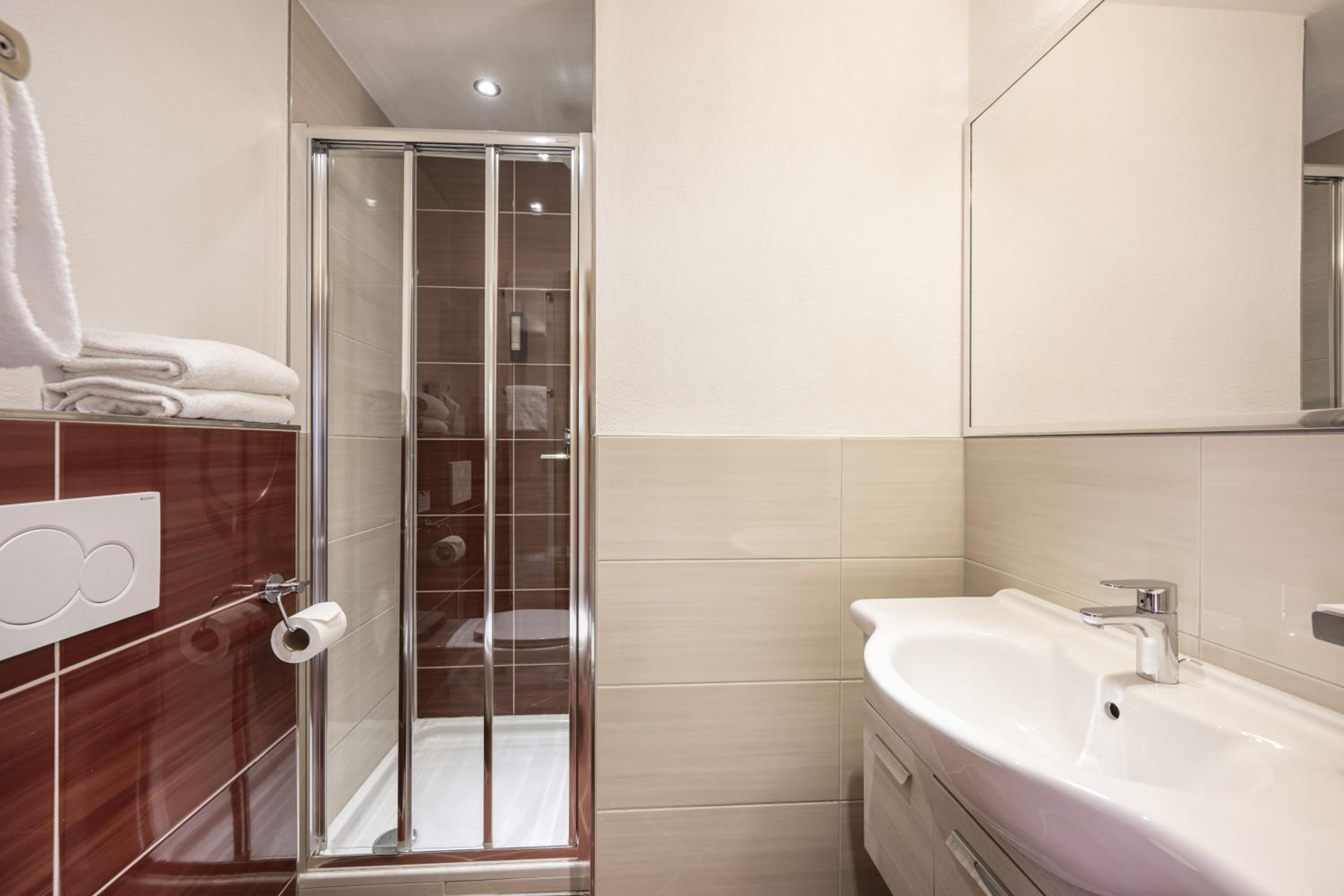 Deluxe Double Room (2 Adults + 1 Child) photo 2