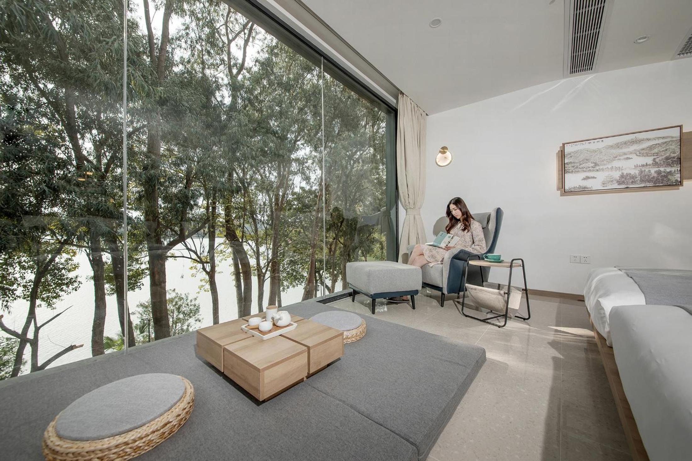 Lake View Family Room photo 2