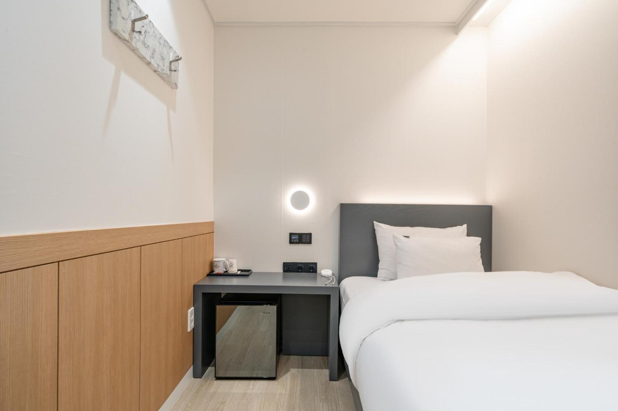 Single Room - Photo 2
