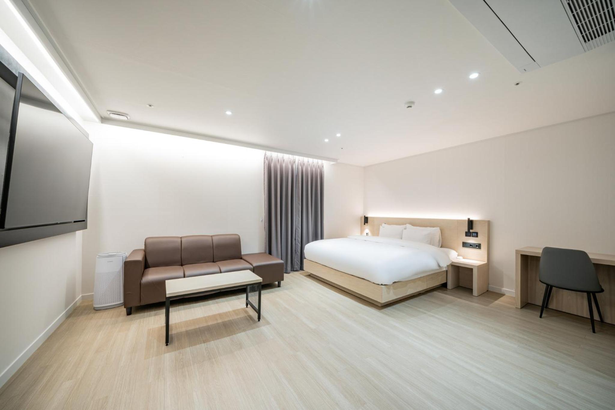 Premium King Room - Photo 1