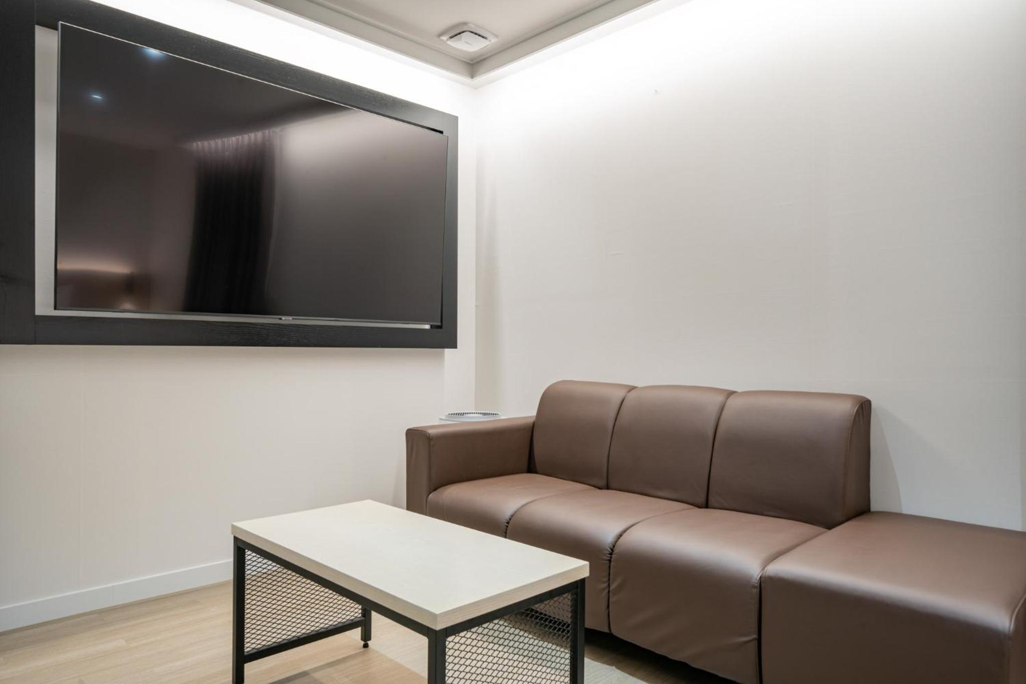 Premium King Room - Photo 4