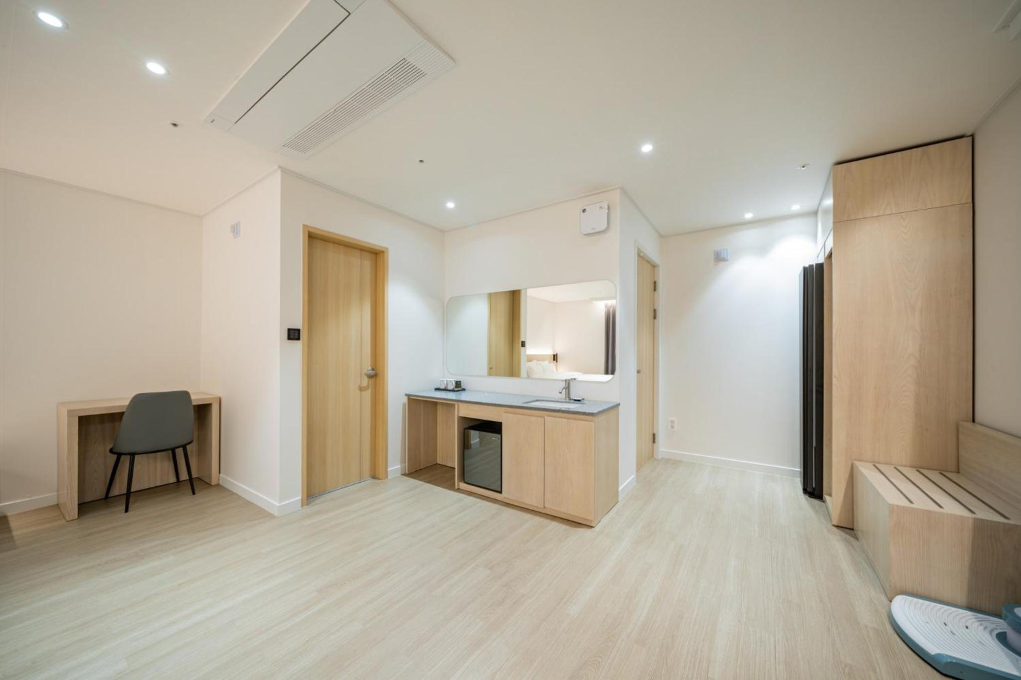 Premium King Room - Photo 2