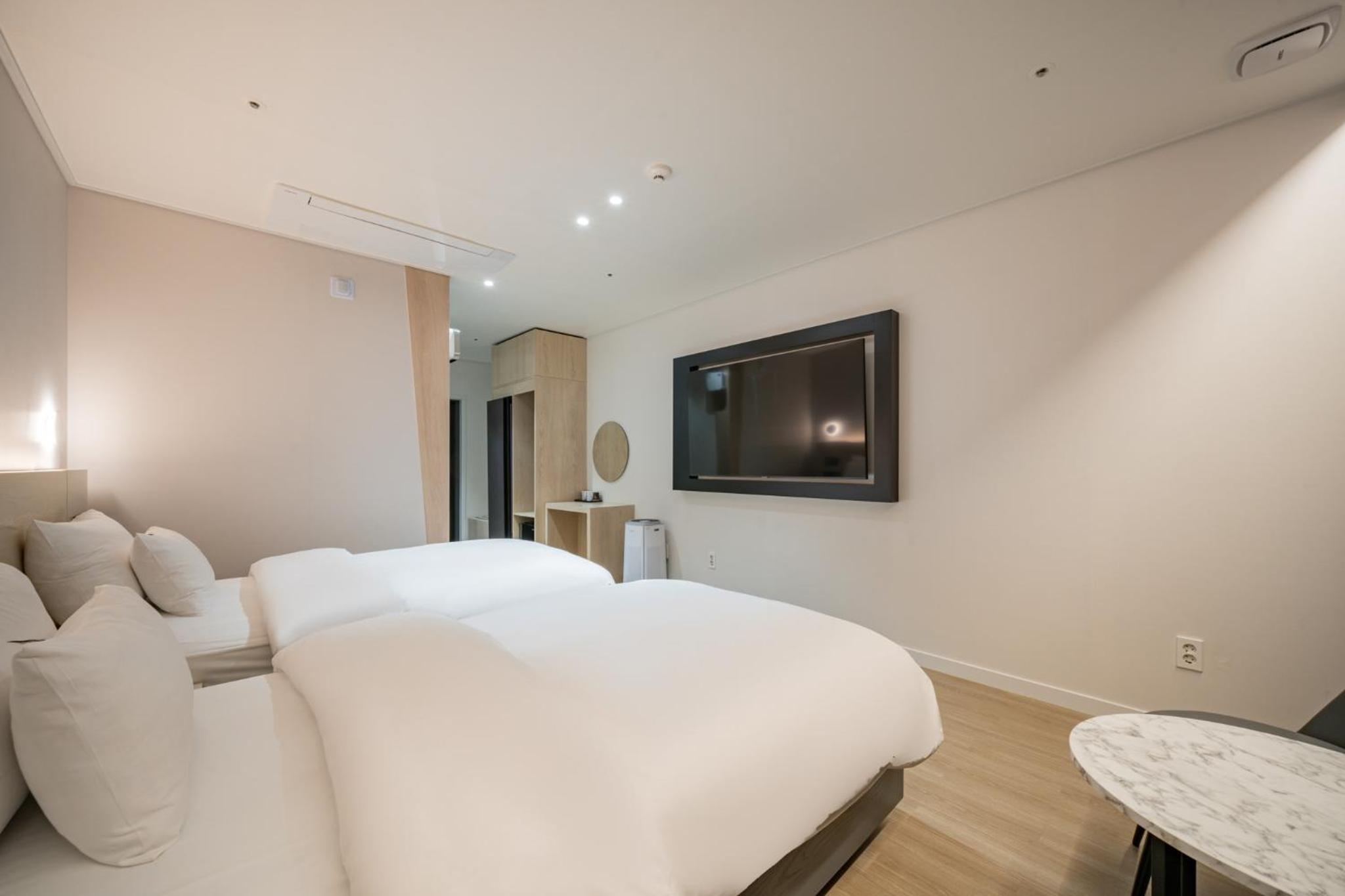Standard Twin Room - Photo 3