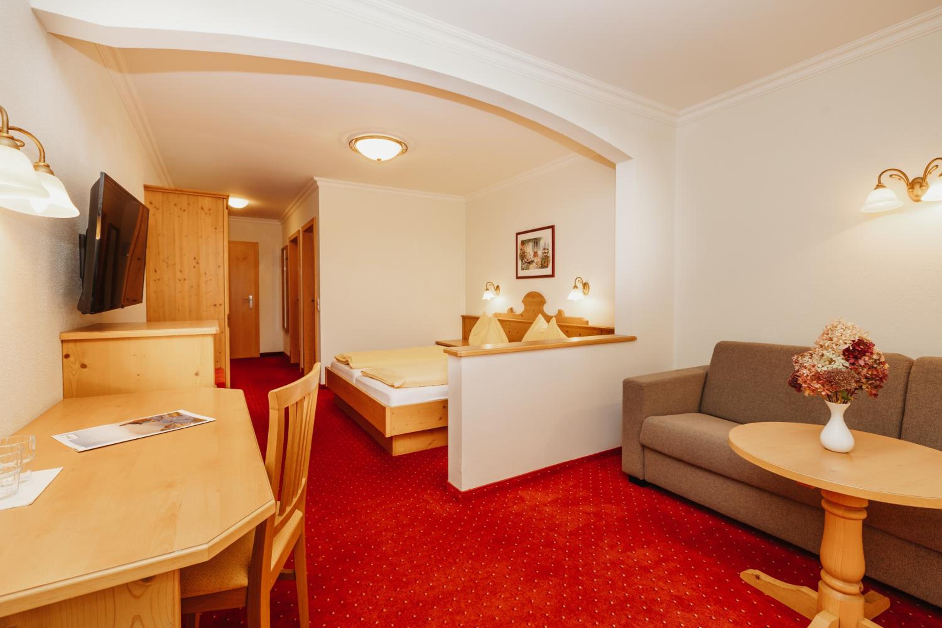 Large Double Room with Balcony - Photo 3