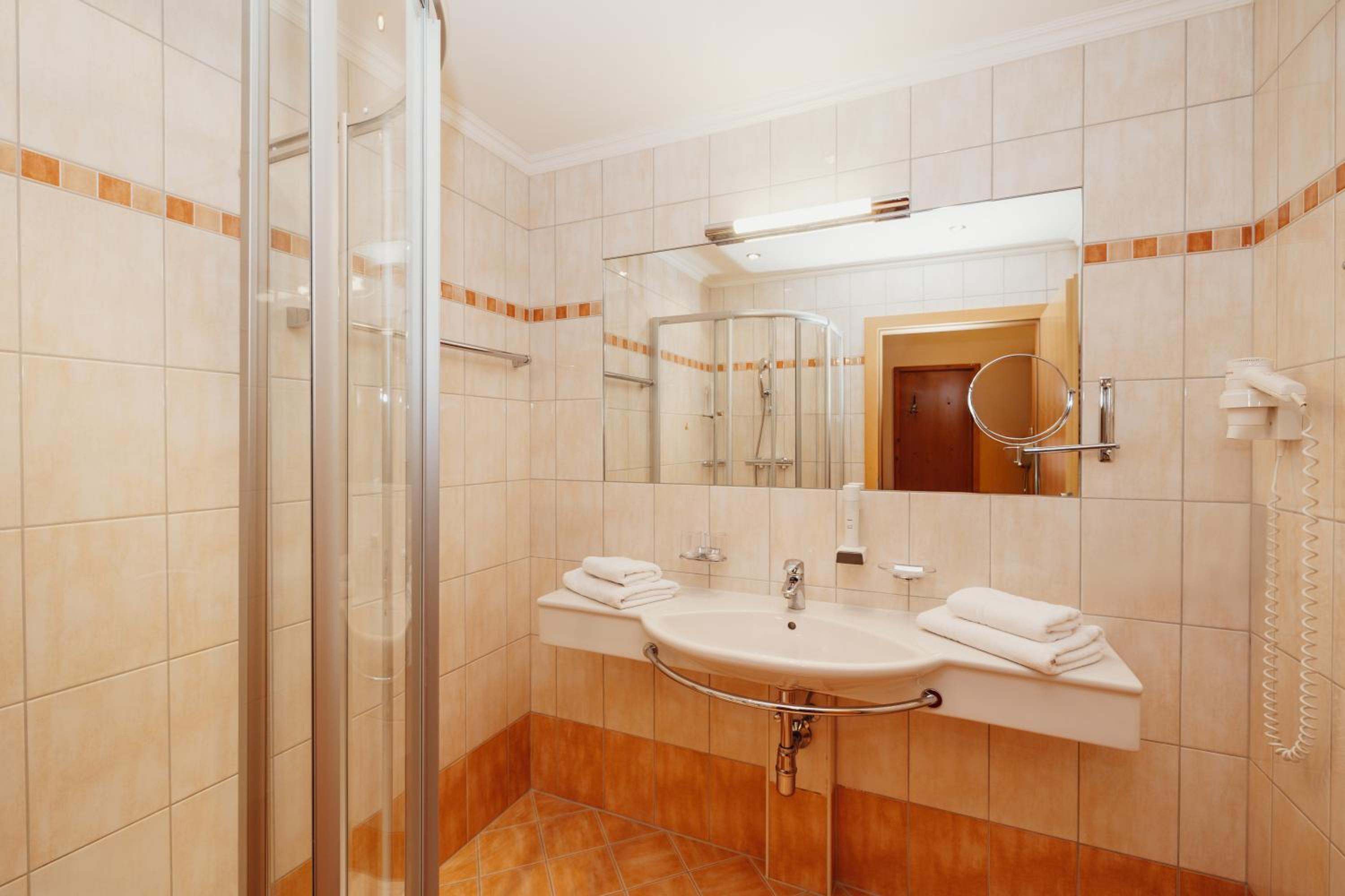 Large Double Room with Balcony - Photo 4