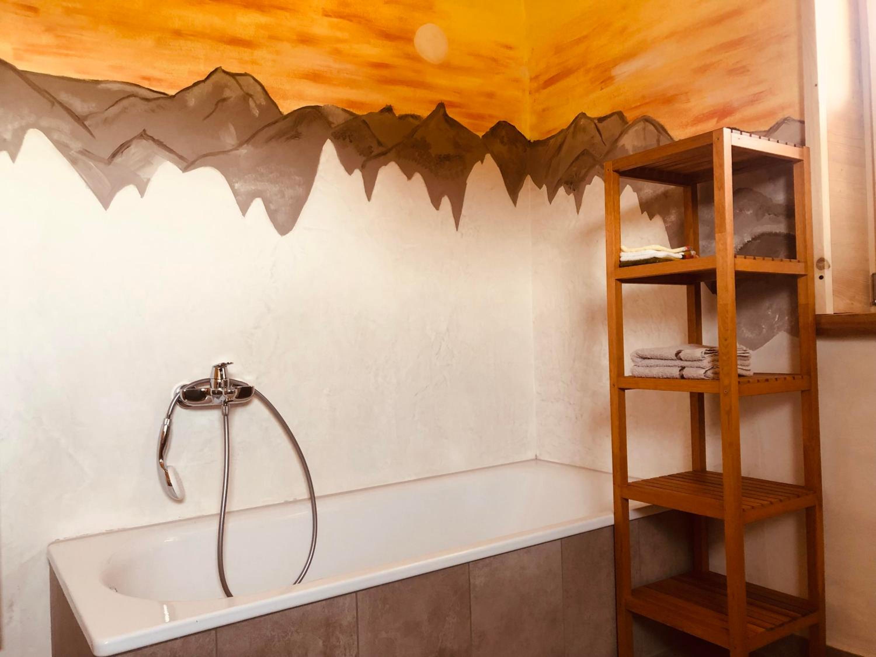 Three-Bedroom Apartment with Bathroom photo 3